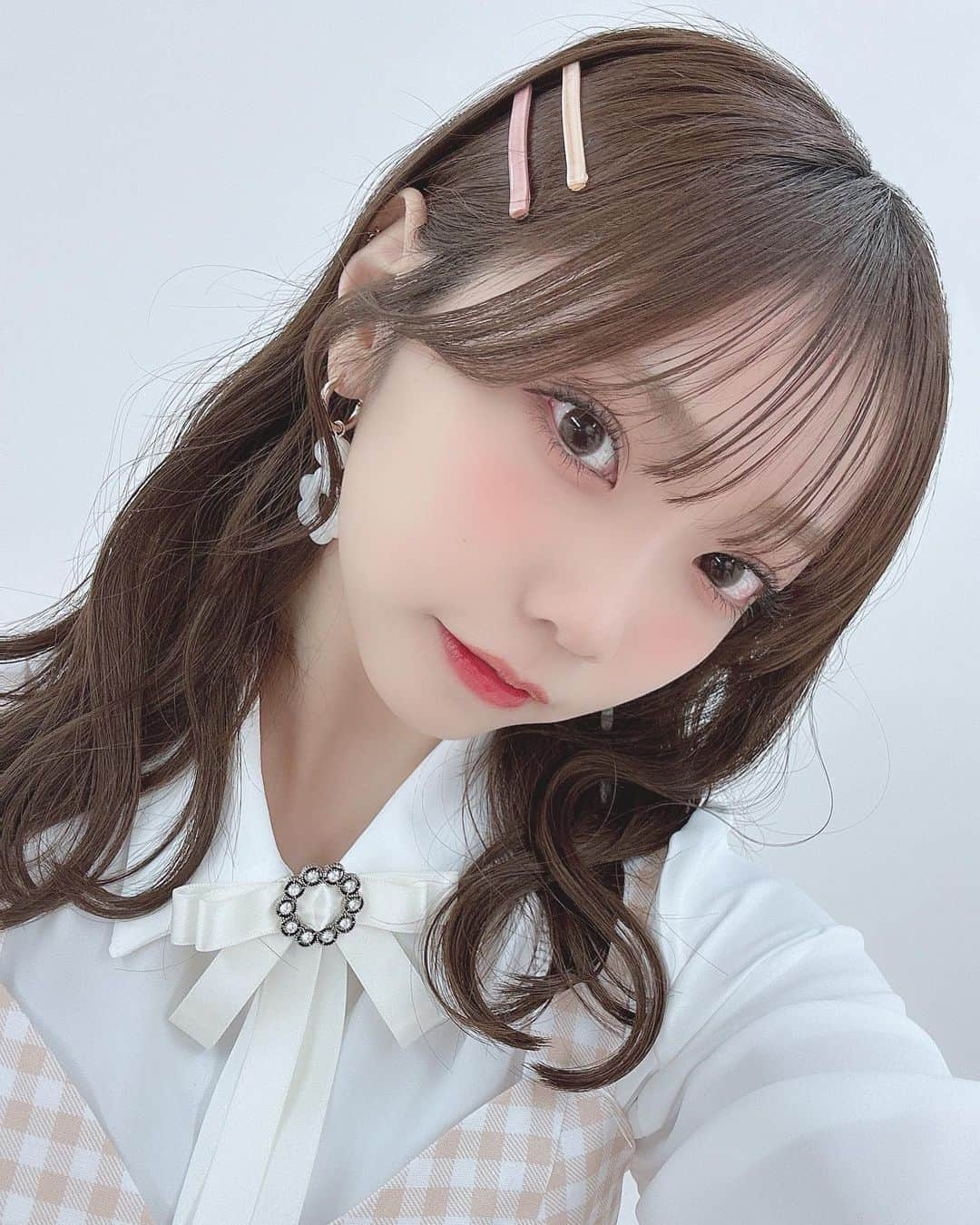 仲村和泉のインスタグラム：「🧡🤍 ⁡ ⁡ ⁡ ⁡ ⁡ ⁡ #アイドル #idol #アイドル衣装 #コーラルピンク #コーラルメイク」