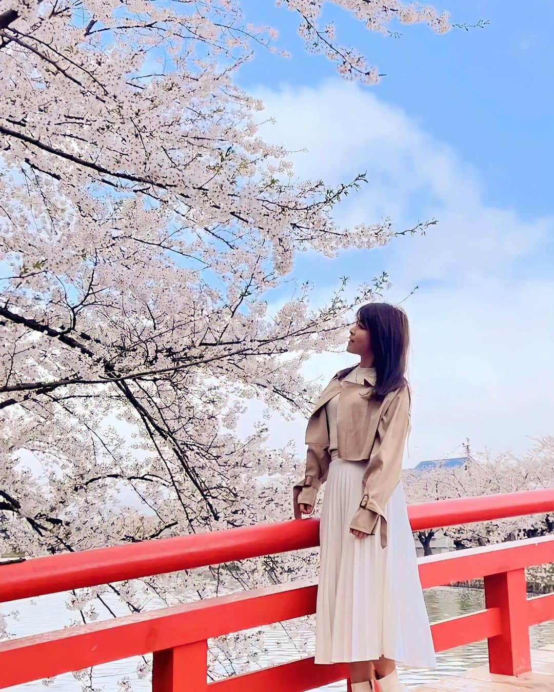 mikaさんのインスタグラム写真 - (mikaInstagram)「♥︎︎∗︎* 🌸🌸🌸  さくらまつり  だいぶ予定より開花早かったみたいだけど タイミングよく見てきたよ✨ 都内で見る桜も綺麗だけど やっぱりここでみる桜が1番好き♡  まだ行った事ない人には一度行ってもらいたい🌸 お昼と夜で全く違う楽しみができるよ！  #桜 #桜スポット #さくらまつり #弘前さくらまつり #弘前公園 #弘前城 #観光スポット #青森 #春 #春コーデ」4月30日 19時49分 - _mika.___