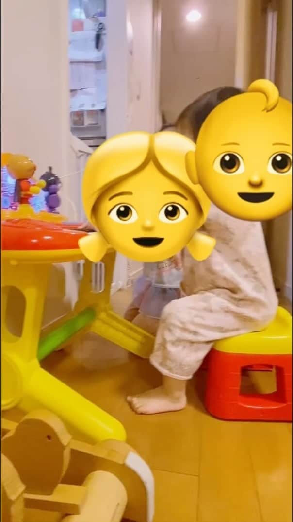 中谷一馬のインスタグラム：「日曜日はお家で👧 🎤娘たちのコンサート👶🎶 名曲の"チューリップ"を歌う姿にパパはメロメロです😍←親バカ」