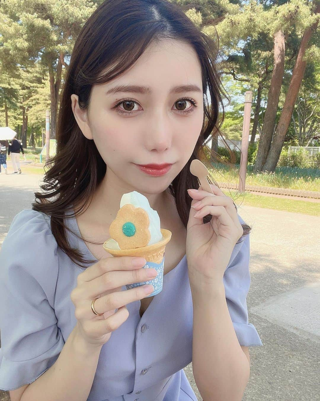 NAOのインスタグラム：「ネモフィラソフトクリーム🍦 青いのはソーダ味  ネモフィラだけじゃなくて菜の花も綺麗でした✨  #ネモフィラ #ネモフィラ畑 #ネモフィラソフトクリーム #ソフトクリーム #ひたち海浜公園 #国営ひたち海浜公園 #菜の花 #女医 #女医stagram」