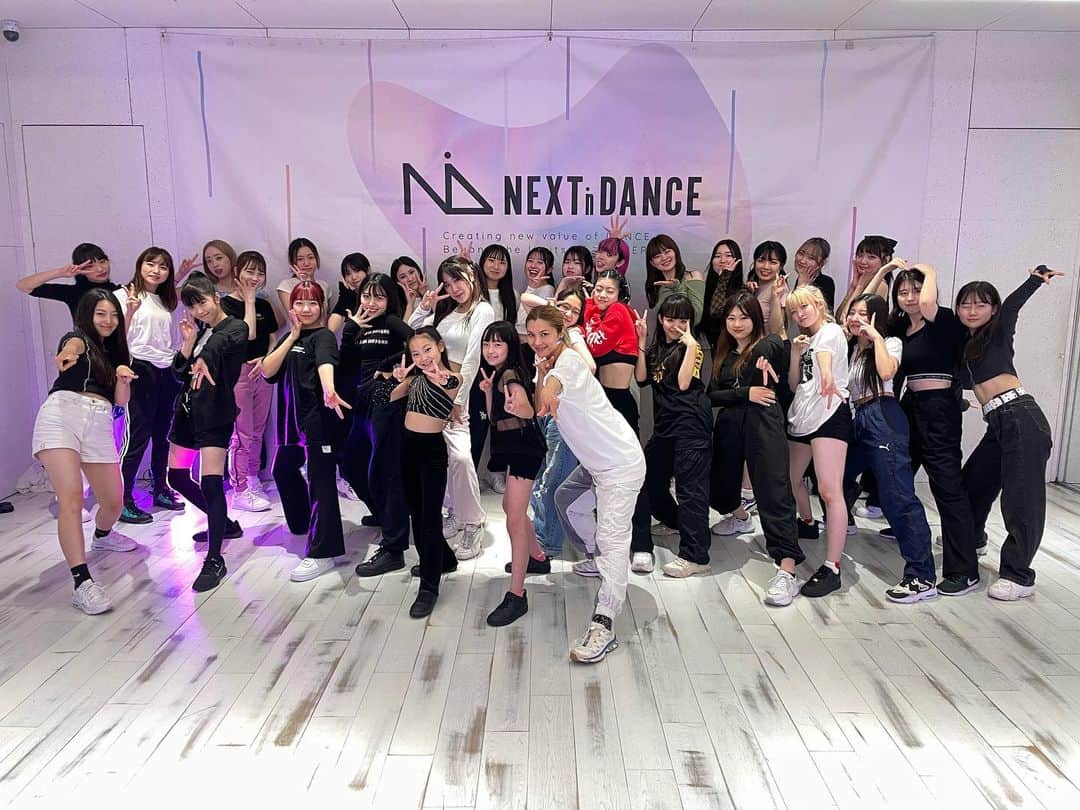 仲宗根梨乃さんのインスタグラム写真 - (仲宗根梨乃Instagram)「I am. Premium Workshop collaboration with @next_in_dance 💮 2 days Completed 🙏. 受けにきてくれた皆んなに心から感謝です♥️ これから夢に向かってI am.(自分)を信じて羽ばたいてください🔥. ㊗️ @next_in_dance congratulations on your 2 year anniversary and Thank you so much for having me for special celebrations 💘. Thank you @shun__suzuki & @rinotokyo for helping me together & truly appreciate your energy and effort 🤍💛. #iam. #workshop. #rinonakasone #仲宗根梨乃」4月30日 19時52分 - rinokinawa