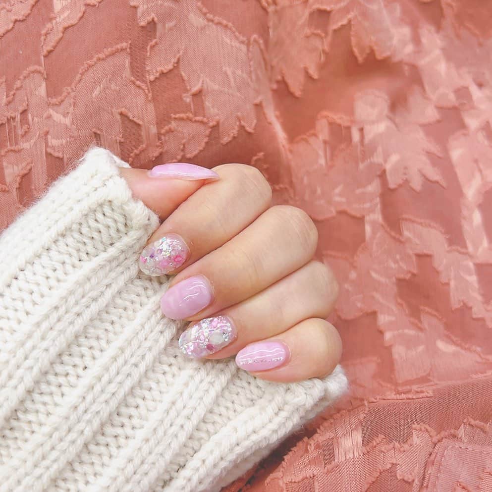 藤高つばさのインスタグラム：「. new nail . 爪がボロボロになってしまったから 長さも切って、シンプルにした💓 . #ネイル　#nail #シェルネイル #マーブルネイル」