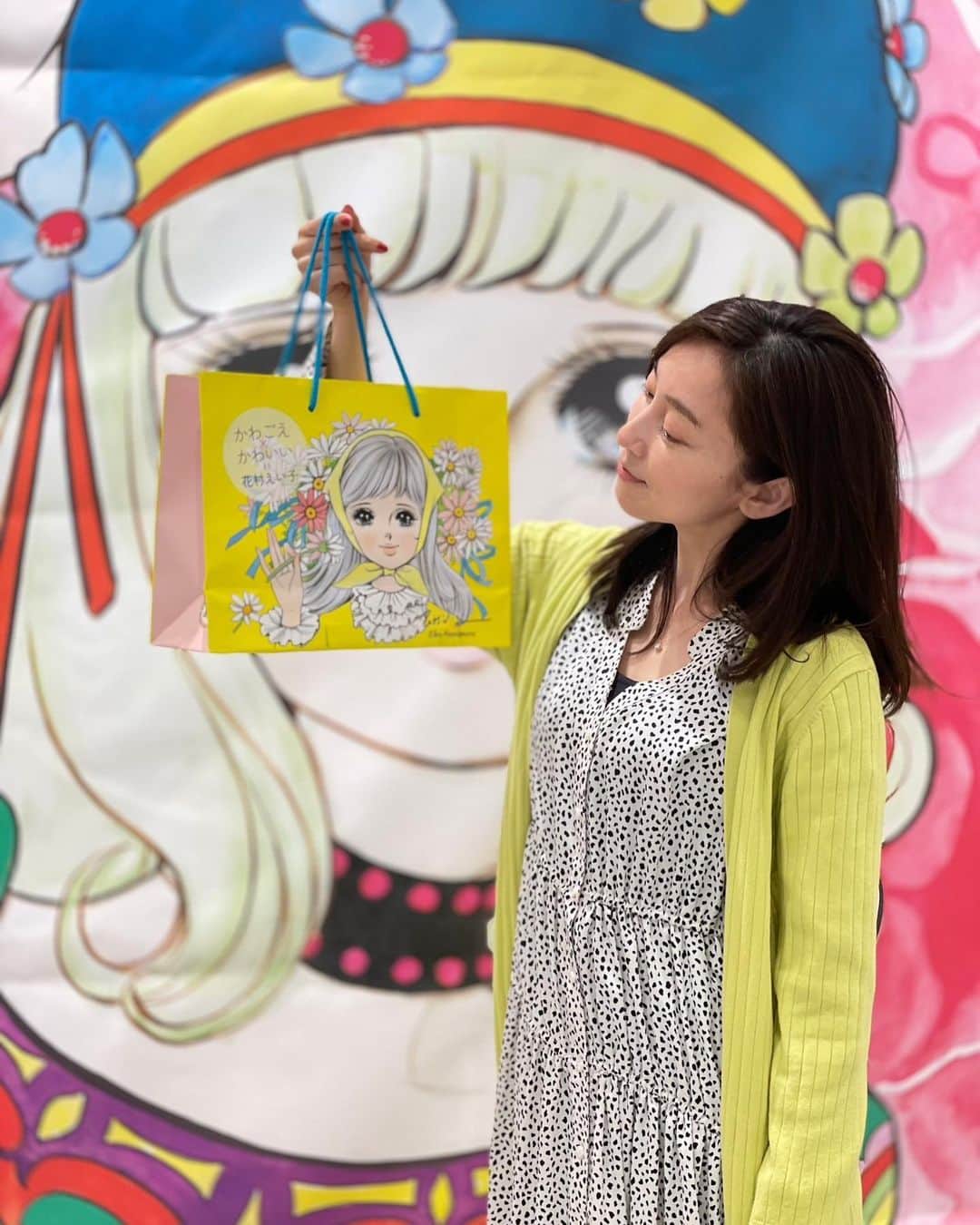 小橋めぐみのインスタグラム：「花村えい子先生のグッズを求めに 新宿マルイ本館のポップアップへ。 “かわいい”が溢れる店内には、海外からのお客様や母娘で賑わっていました。 1000円以上購入すると、写真のマドレーヌバッグに入れてもらえます💛  新宿伊勢丹のアートギャラリーでは、 貴重な原画の鮮やかな彩りや、生命力溢れる筆遣いを限りなく再現したジクレー版画を、初お披露目で多数展示、販売しています。えい子先生の少女たちを見つめていると、気持ちがキラキラしてくるのです。 永遠の“かわいい”に触れた、4月の終わり。  どちらも5/2まで🎀  #花村えい子 #入口には #いつかの私が時々映ります」