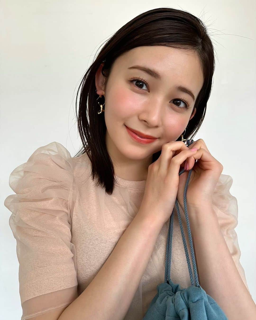 のインスタグラム：「発売中のnon-no６月号「秒で可愛くなれるTシャツ LOOK BOOK」から、本日はりんくまのオフショをUP📸　ちゅるちゅるほっぺが可愛い〜☺️💕   りんくまが着用しているのは、フェミニン派さんにもオススメな1枚。 Tシャツ生地に重ねた同色のチュールがほどよい立体感と透け感で、夏のワンツーコーデを格上げ！  本誌にはまだまだたくさんのTシャツが登場していますので、ぜひお手にとって見てくださいね〜🤗📖   【着用アイテム】 Tシャツ：#cocodeal #ココディール   #久間田琳加 #りんくま #ノンノ #nonno #nonno_magazine  #夏コーデ #大学生コーデ #Tシャツ #Tシャツコーデ  #ジャニーズJr. #hihijets #井上瑞稀 さんとりんくまがW主演をつとめる映画 #おとななじみ が5月12日公開🎬‼︎」