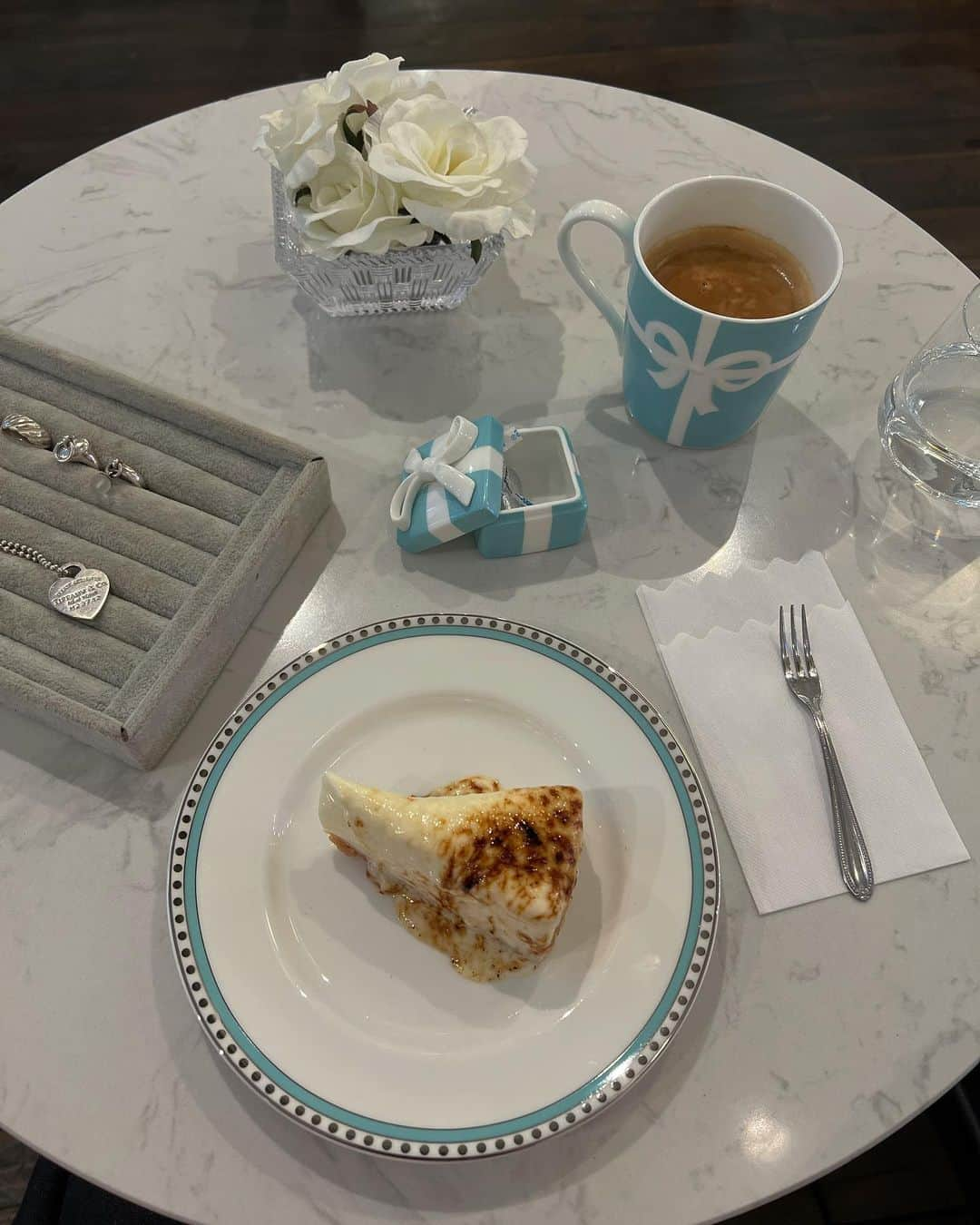 石井亜美さんのインスタグラム写真 - (石井亜美Instagram)「💙  “Vintage Tiffanyのジュエリーを見ながら、  Tiffanyの食器でお茶ができるカフェ”  そんな幸せな空間があっていいんですか？ いいんです！！！！！(川平さん)  そんな夢のようなカフェは、 大阪 梅田にある @auras_cafeblue_nyc ☕️  ヴィンテージショップ @aurajapon_official の 梅田店から徒歩1分ほどの場所にございます。 ケーキもコーヒーも美味しかった〜！！  YouTubeの方で、詳しくご紹介しているので ぜひ動画も合わせてチェックしてください✨ (ときめくジュエリーに出逢ってしまいました)  Top @tarajarmon_jp  #aurajapon #cafebluenyc #vintagetiffany #tiffany #大阪 #大阪カフェ #梅田カフェ #ティファニー #ティファニー食器  #ヴィンテージティファニー」4月30日 20時03分 - ami_ishii_