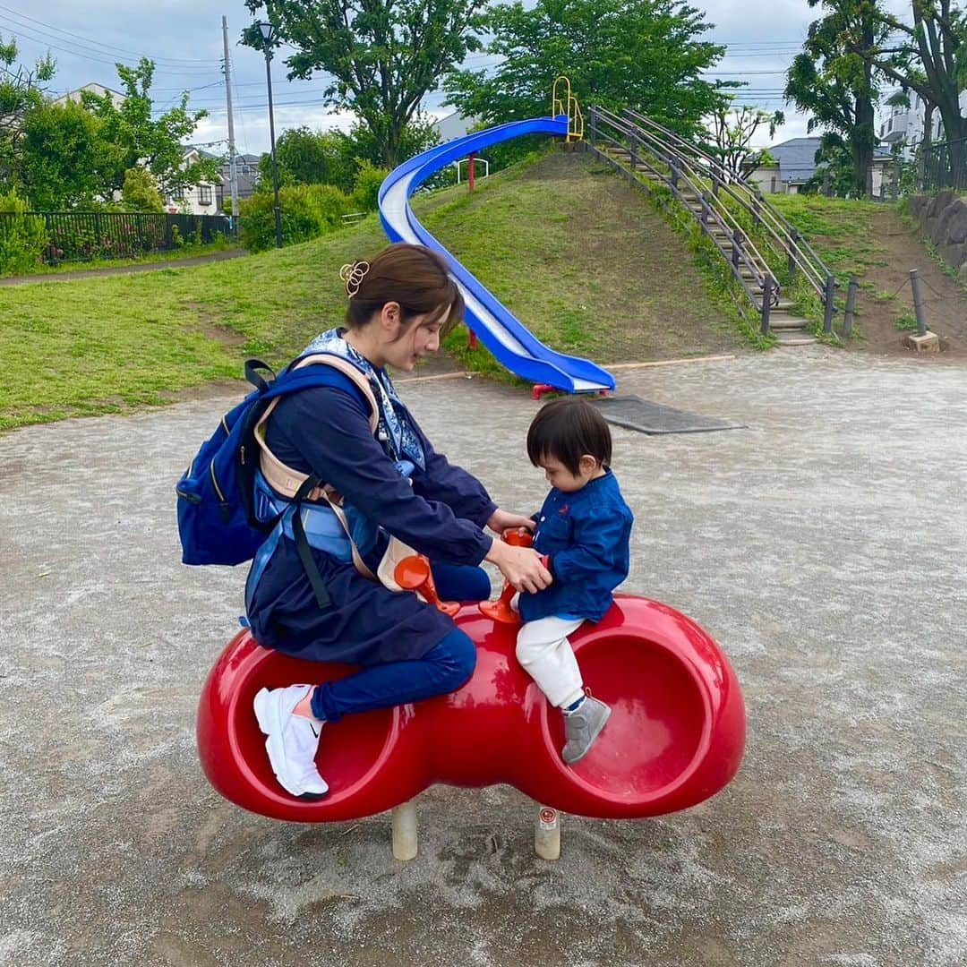 カブトムシゆかりのインスタグラム：「. GWはゆったり👦❤️ . 水族館も動物園もミニだけど１歳児にはちょうどいいボリュームで楽しめました🙆‍♀️✨ . これ３歳とかになったらさ…広い動物園とかフル回転なんですよね…🫠 . 体力もつかなぁ。笑 . . . #１歳８ヶ月 #おでかけスポット #板橋区立熱帯環境植物館 #穴場スポット #穴場動物園」