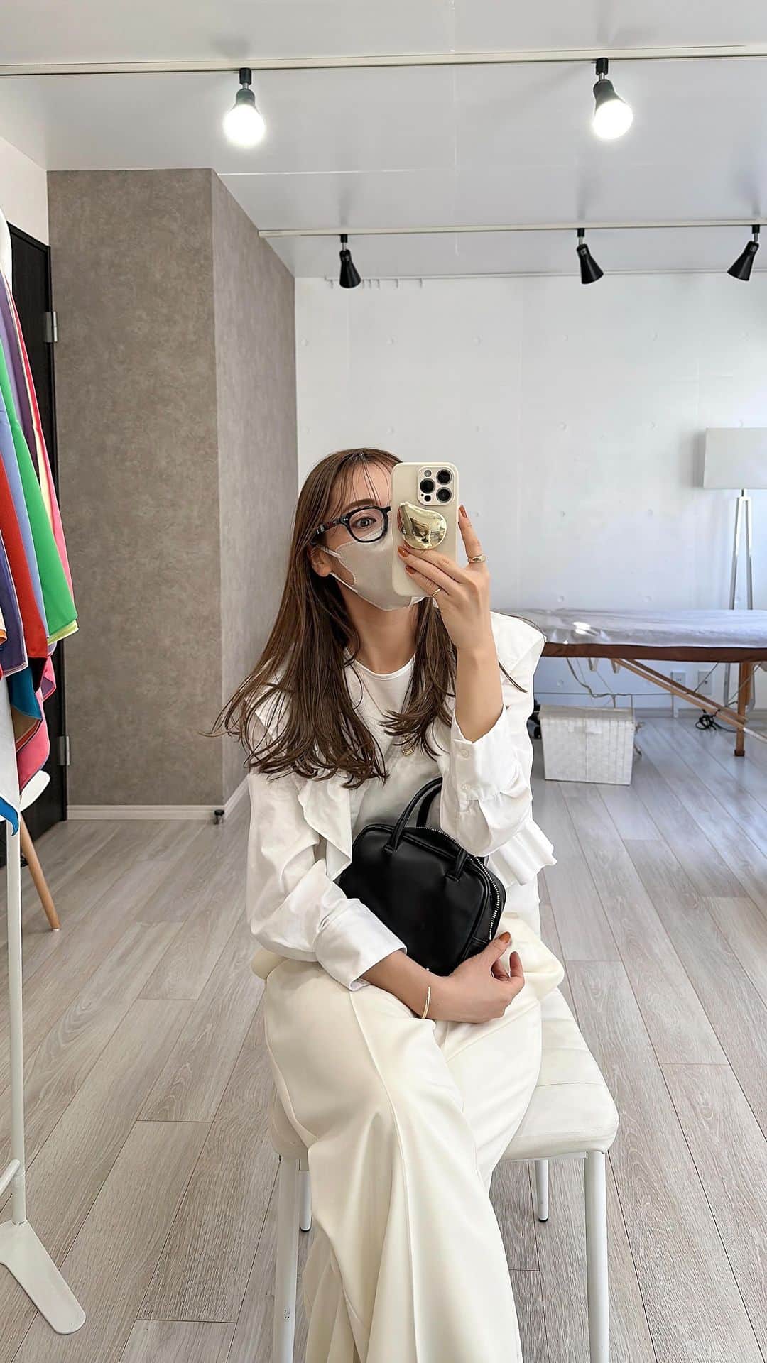 小川陽香のインスタグラム：「my work 🌼🧡 ㅤ パーソナルカラー診断の日🫧 ㅤ ブライトスプリングさんだったので 鮮やかなカラー、ツヤ、大粒ラメOK！ そんなベストカラーに合わせたコスメ☺️♡  ⚫︎アイシャドー @suqqu_official  トーンタッチアイズ 12 秋蛍  ⚫︎アイシャドー @shiro_japan  カレンデュラアイシャドウリキッド 0C03 スパークルライト ㅤ ⚫︎リップ @suqqu_official  コンフォートリップ フルイド フォグ 04 華霜 ㅤ ⚫︎リップ② @lauramercier  リップグラッセハイドレーティングバームグロス 420 A LA FRAISE  ㅤ ⚫︎チーク @suqqu_official  メルティングパウダーブラッシュ 03 恋巡 ㅤ ㅤ #suqqu #lauramercier #パーソナルカラー #イエベ #ブルベ #イエベスプリング #ブライトスプリング #イエベコスメ #イメージコンサルタント #イエベ春 #ブルベ夏 #イエベ秋 #ブルベ冬 #イエベ春コスメ #スック #ローラメルシエ #パーソナルカラー診断東京 #カラー診断」