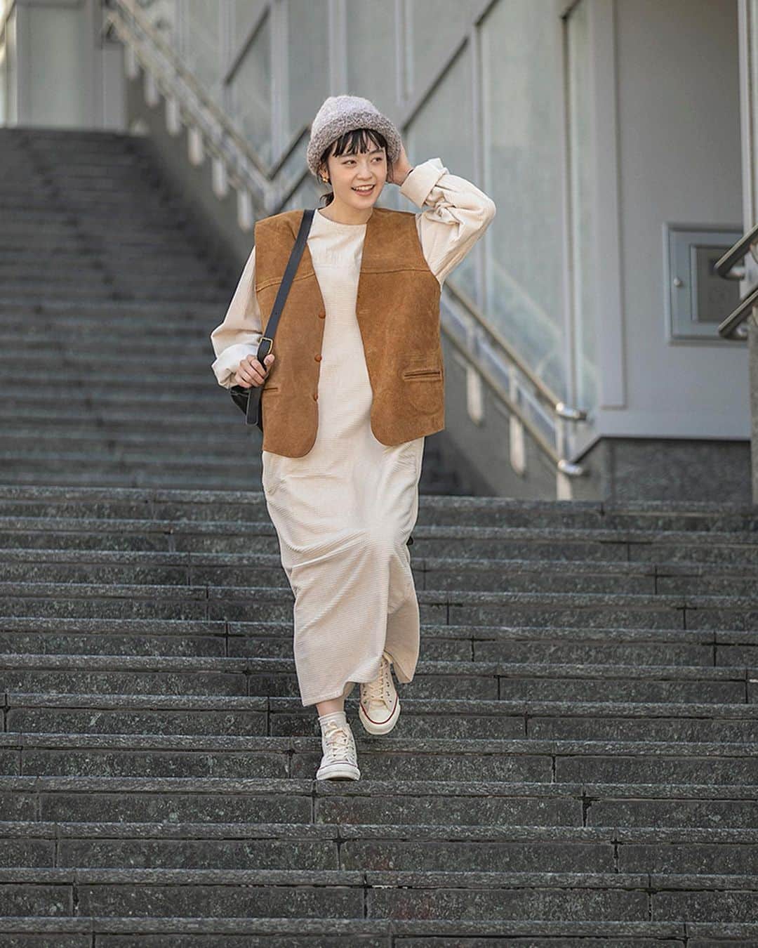 FUDGEのインスタグラム：「‣ ‣ ‣ FUDGE FRIEND SNAP FUDGE20周年を記念したオーディションで選ばれた7人のFUDGE FRIEND。彼女たちのリアルなセルフコーディネートを紹介する、FUDGE.jpの“おしゃれさんの毎日コーディネート”連載から、GWのお出かけにぴったりの「ワンピース」を使ったスタイルをピックアップ。  ‣ ‣ ‣vol.0085_FUDGE FRIEND riko @riko_fudge  『白でまとめてお気に入りのベストを目立たせて』 最近手に入れたヴィンテージのレザーベストをヘビロテ中。他のアイテムをホワイトでまとめることによってよりベストが引き立つように意識しました。シンプルなコーデの時は帽子でアクセントを！  ‣ ‣ ‣vol.0090_FUDGE FRIEND UMI @umi_fudge  『ワークな小物でスパイスに加えるのがポイント』 ティアードワンピースにニットベストを重ねたスタイルは、真っ白でまとめるだけでこんなにも爽やかな印象に。メッセンジャーバッグとシューズで少しカジュアルダウンしてみました。《BIRKENSTOCK》のボストンは歩きやすいので、ゆっくりお散歩にでも行きたいです。  ‣ ‣ ‣vol.0088_FUDGE FRIEND 田中真里奈 @marinatanaka_fudge  『ベストがあればいつものワンピコーデも格上げ』 ワンピースの上にベストを合わせたワン・ツーコーデ。いつものワンピースも、ベストを重ねるだけでスタイリングに奥行きが生まれます。全体をベージュでまとめてナチュラルな装いは、足元にブラックを足してピリリと引き締めて。  FUDGE FRIEND 個人公式アカウントもフォローしてね‼︎ riko @riko_fudge  ⁡田中真里奈 @marinatanaka_fudge  ⁡うさみ @usami_fudge  ⁡ako @akochiii_1_fudge  ⁡UMI @umi_fudge  ⁡大島花菜 @hanaoshima_fudge  ⁡鈴木楽々 @larara412_fudge   - - - - - - - - - - - - - - - 『FUDGE』2023年5月号は『 GOOD STYLE 150 春はデニムが気分です 』特集📖✨ むくむとやる気がみなぎる今日この頃。ふとお洒落がマンネリになっているのではないかと思案する。 そうだ！柄物に挑戦してみよう。デニムと一緒なら簡単に可愛くできるはず。  全国の書店、コンビニ、webで人気販売中です！◎ ぜひ最新号をゲットして @fudge_magazine をタグ付けしてくださいね！  《FUDGEの他のアカウントも更新中》 ⌎men'sFUDGE @mensfudge ⌎snap @fudge_snap ⌎online store @fudge_online_store ⌎friend @fudge_friend ⌎coffee @fudge_coffee  #fudge #ファッジ #fudge_magazine #洋服好きな人と繋がりたい #服好き #おしゃれ女子 #おしゃれ好き #お洒落好き #お洒落女子 #シャツ #Tシャツ #靴 #くつ #ボトム #トップス #コーディネート #カジュアルコーデ」