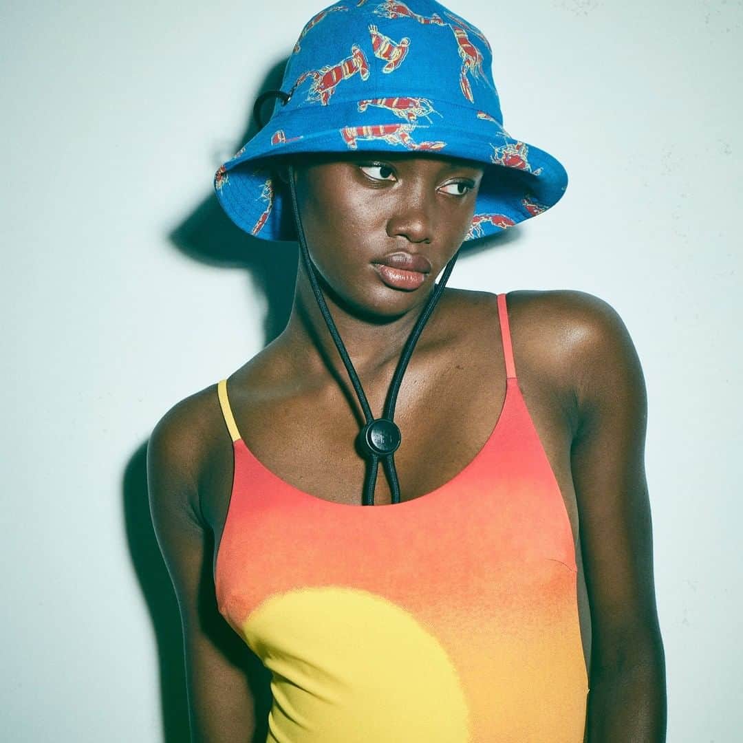 Tommy Hilfigerのインスタグラム：「Surf, sand, sun. #TommyHilfigerXAndyWarhol is packed with style surprises for summer getaways. #WarholFoundation #AndyWarhol  ©/®/TM The Andy Warhol Foundation for the Visual Arts, Inc. Used with permission of @warholfoundation.」