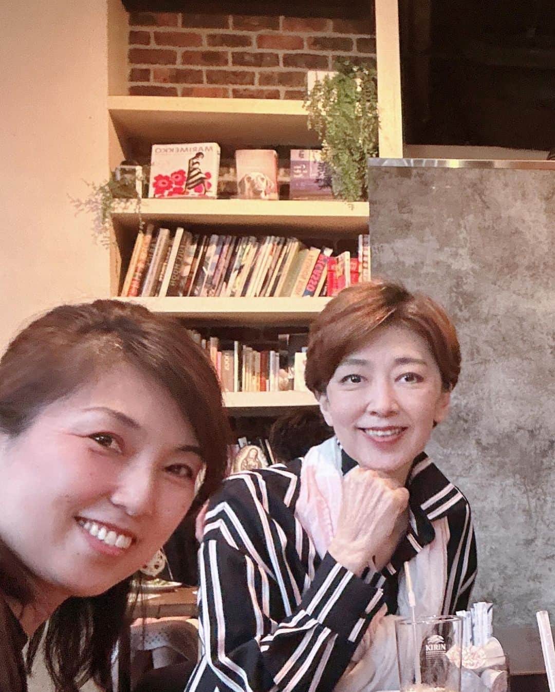 イトウジュン（タイ料理研究家）さんのインスタグラム写真 - (イトウジュン（タイ料理研究家）Instagram)「素敵な起業家女子たちとランチミーティング✨ さつきさんと久しぶりに会ってお話ししたらドバイと日本を行ったり来たりしてるとのこと✨ わー来月ドバイ行きたい❣️と言う話題でもちきり😍😍  メンバーご紹介 ★砂山 さつきさん @satsukisunayama  #薬剤師 でありながらドバイでビジネスをしている #インフルエンサー美魔女 ★はづき 成美さん @narumi_style  #印象スタイリスト  #ファッションセミナー の講師をされてます ★尾上五月さん @satsukionoe  #元宝塚歌劇団 の #五月梨世 さん #日本舞踊の師範 です ★守安法子さん @savvyafter  子供向けのインターナショナルスクールを主宰 編集長もされてます ★大塚隆子さん 女性の自立支援をされていて 銀座でエステも経営 ★田口陽子さん  @la_leia_yokoyoko  モデル　着物アンバサダー ★福井ゆみさん @yumisensei_430  人体改造魔術師と言われるゴッドハンドの　#エステティシャン  #恵比寿女子会 #恵比寿カフェ #起業家女子  #起業家 #美女友図鑑  #美容医療好き #ドバイ旅行  #ドバイ生活 #情報交流 #交流会 #アラフォー #アラフィフ #アラカン」4月30日 20時00分 - junito.13