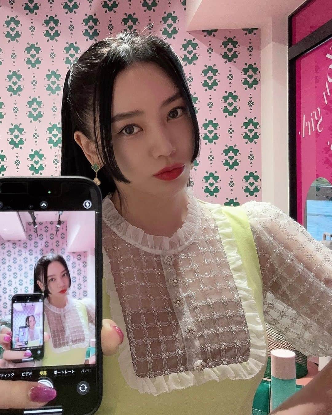 megbabyのインスタグラム：「DAY6💚🧚🏻  今日はオープン1時間前から我が子のようにかわいいスタッフのみんなと気合いを入れてスタンバイ❤️‍🔥 雨の中すでに外でお待ちのお客様もいて愛でいっぱい😭❤️‍🔥  あー💦 明日でPOPUPはラストだよ😭 振り返ってみると早すぎて楽しい時間はあっという間とはこのこと🥺  最終日はお昼ごろにこそっと参上しますね😶‍🌫️🫶🏻  #mgbskin #megoodbeauty  #美のパワースポット」