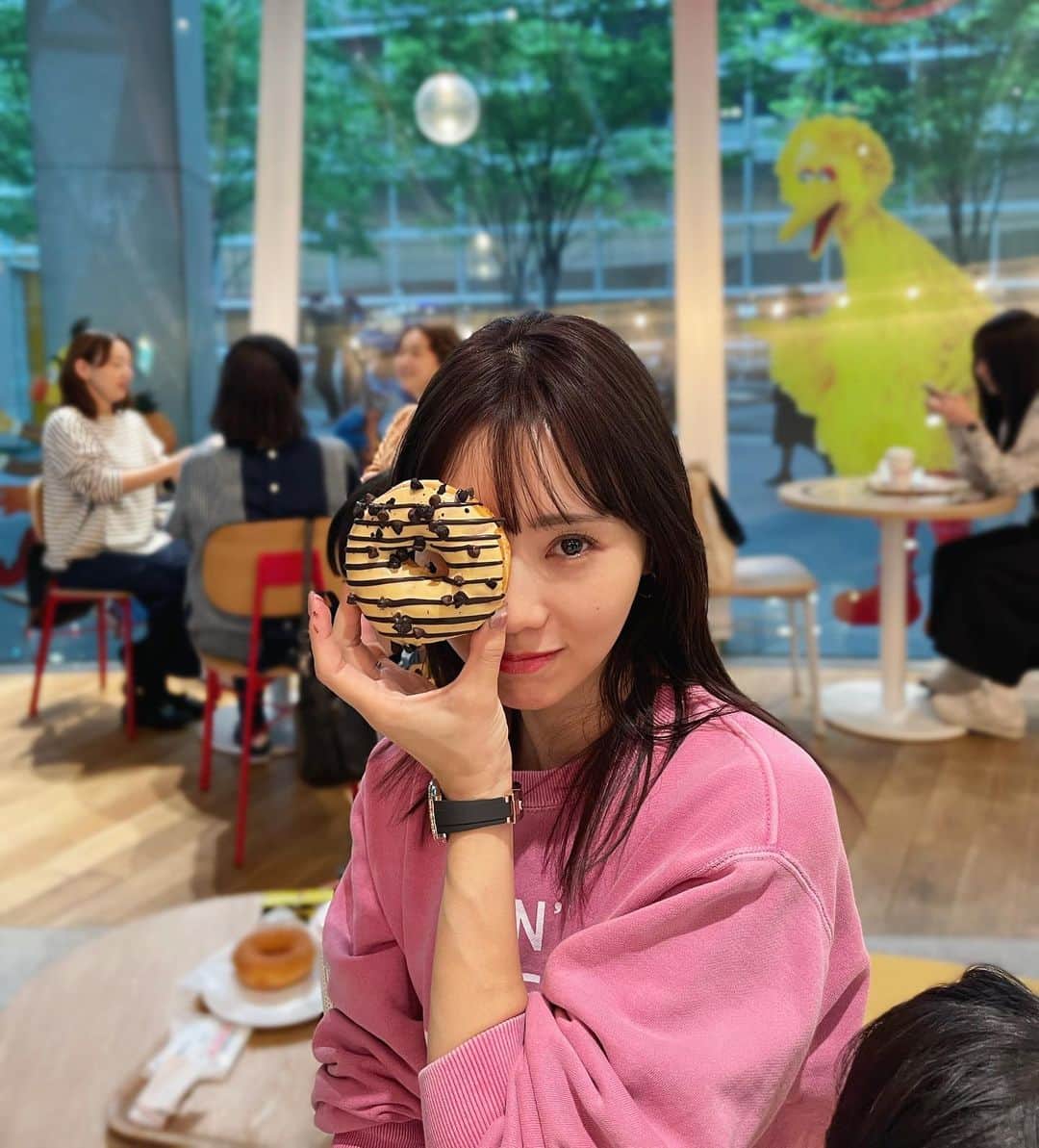 池端レイナのインスタグラム：「甘いもの大好き🍩 吃甜點的時間超級幸福🤣  #momofboys #momoftwoboys #momlife #momfashion #mombeauty #pinkfashion #pinkhair #pink #donuts #兄弟ママ #男の子ママ」