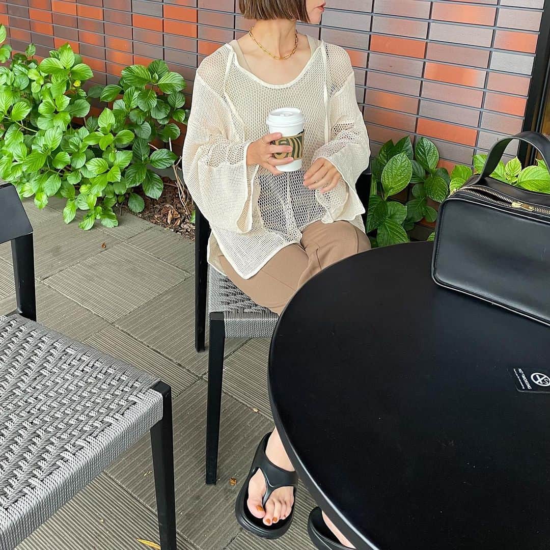akko0718のインスタグラム：「4月30日(日) 軽くてクッション性のある履き心地だからめっちゃ歩きやすいトングサンダル♡ @vivian_collection_official  . シンプルなデザインだからデニムやパンツスタイル、ワンピやスカートにも合わせやすいよ🫶 . . #viviancollection #partegram #おちびコーデ #低身長コーデ #平均身長コーデ #155cmコーデ #155cm #selectmoca #淡色コーデ #淡色女子 #メッシュトップス #トングサンダル #ぷつっとボブ #ミニボブ #イエベ春 #ベージュコーデ #イエベ春コーデ #骨格ナチュラル #骨格ナチュラルコーデ #春コーデ #」