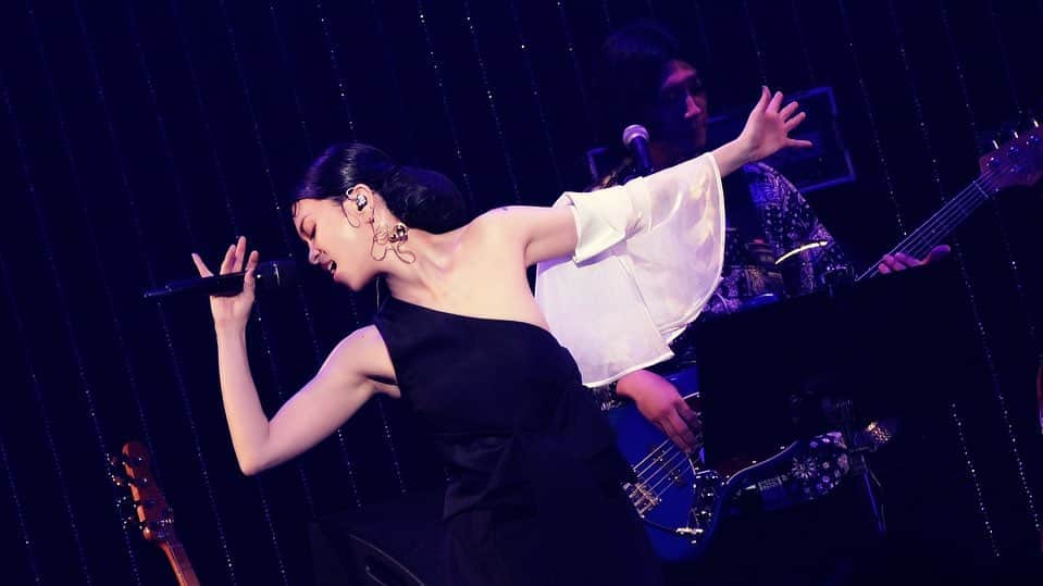 小柳ゆきのインスタグラム：「予告通りBillboard  Liveツアーのお写真横ver.をアレしました‼︎  改めてとてもとても楽しいLiveでした✨  お写真アップ。最後までお付き合いありがとうございました😊」