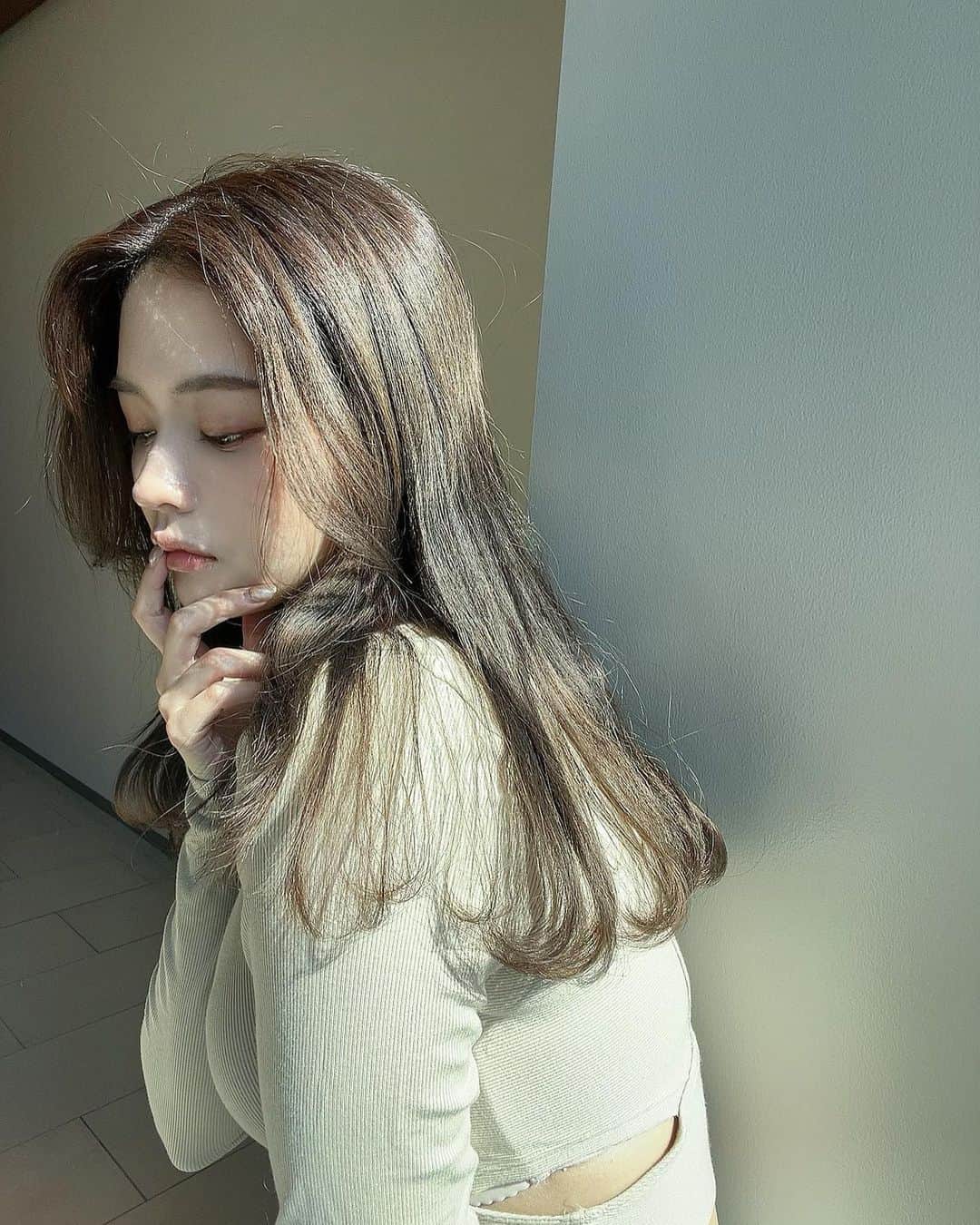 徳本夏恵（なちょす）さんのインスタグラム写真 - (徳本夏恵（なちょす）Instagram)「⁡ ⁡ ⁡ ⁡ サロンでトレンドの透明髪*をセルフカラーで実現した「サイオス イルーセント」が3月13日（月）に発売されたので、お試しで染めてみました。 ⁡  *透明感のあるヘアカラー ⁡ 私が使用させていただいたのはヌードグレージュ ブリーチなしでも日本人の髪特有の赤みを感じさせない透明感のある透きとおった仕上がりになり、光にあたると抜け感もあって気分もあがる！ ⁡ サロン技術を取り入れた「カラーロック*テクノロジー」で染めたての透明感をキープしながら、色落ちも楽しめちゃうよ☺ ⁡ *ケラチンPPT（毛髪保護・色持ち成分）による ⁡ カラーはサロンでトレンドの10色が揃っているよ！ ⁡ <注意事項＞ ・使用上の注意をよく読んで、正しくお使いください。 ・ヘアカラーでかぶれたことのある方は絶対に使用しないでください。 ・ご使用前には必ず皮膚アレルギー試験（パッチテスト）を行ってください。 ⁡   ⁡ #イルーセントカラー #透明髪 #ブリーチなしカラー #セルフカラー #イルーセント #PR ⁡ @sy_illucent」4月30日 20時06分 - nachos_kimono