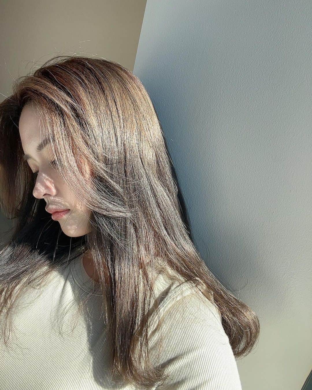 徳本夏恵（なちょす）さんのインスタグラム写真 - (徳本夏恵（なちょす）Instagram)「⁡ ⁡ ⁡ ⁡ サロンでトレンドの透明髪*をセルフカラーで実現した「サイオス イルーセント」が3月13日（月）に発売されたので、お試しで染めてみました。 ⁡  *透明感のあるヘアカラー ⁡ 私が使用させていただいたのはヌードグレージュ ブリーチなしでも日本人の髪特有の赤みを感じさせない透明感のある透きとおった仕上がりになり、光にあたると抜け感もあって気分もあがる！ ⁡ サロン技術を取り入れた「カラーロック*テクノロジー」で染めたての透明感をキープしながら、色落ちも楽しめちゃうよ☺ ⁡ *ケラチンPPT（毛髪保護・色持ち成分）による ⁡ カラーはサロンでトレンドの10色が揃っているよ！ ⁡ <注意事項＞ ・使用上の注意をよく読んで、正しくお使いください。 ・ヘアカラーでかぶれたことのある方は絶対に使用しないでください。 ・ご使用前には必ず皮膚アレルギー試験（パッチテスト）を行ってください。 ⁡   ⁡ #イルーセントカラー #透明髪 #ブリーチなしカラー #セルフカラー #イルーセント #PR ⁡ @sy_illucent」4月30日 20時06分 - nachos_kimono