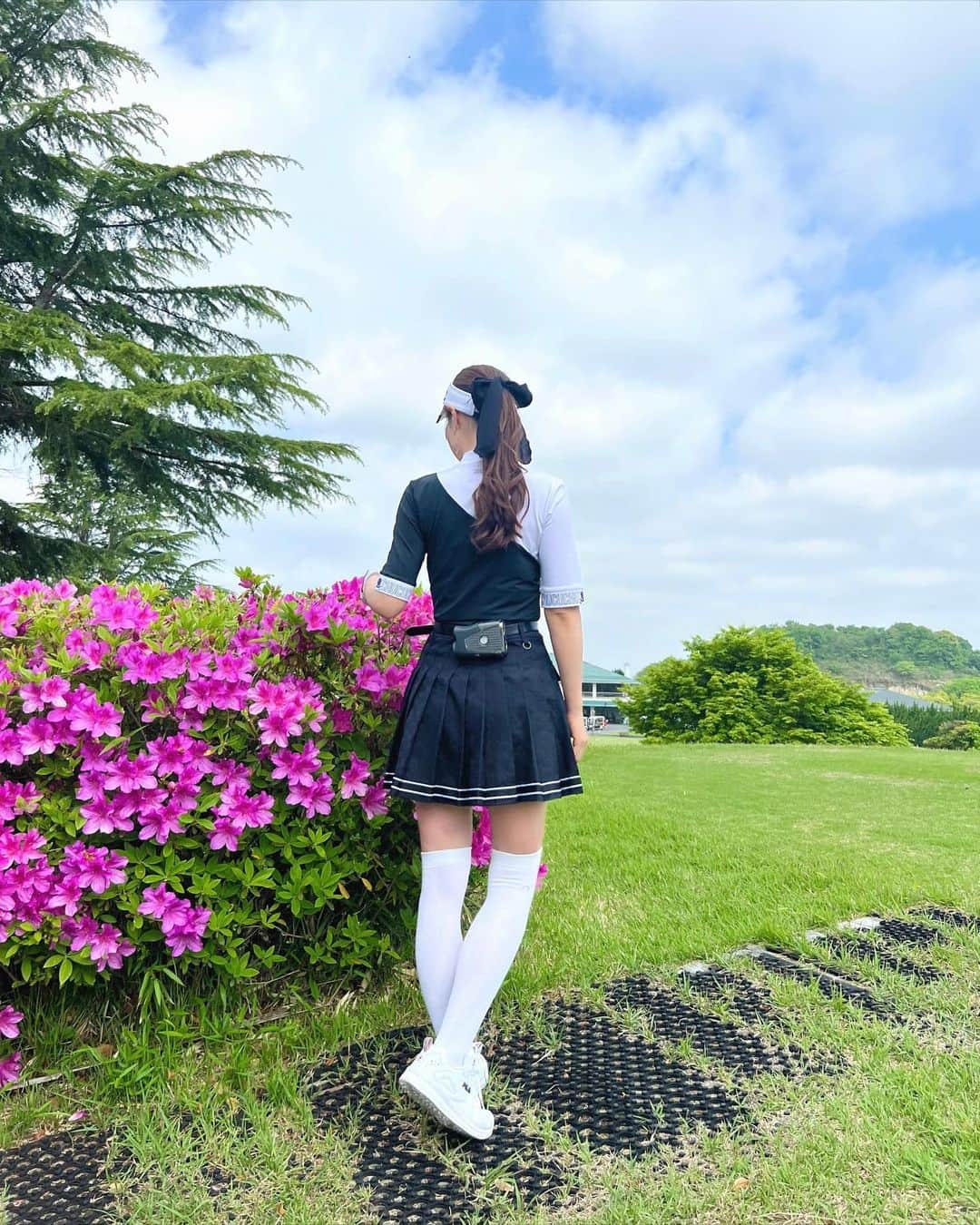高橋としみさんのインスタグラム写真 - (高橋としみInstagram)「ゴルフ場は季節によって いろんな花が咲くのも楽しみの一つ🌸  としみんコンペでも着たウェア⛳️ 全身　@chucuchu_official_jp です✨ スタイル良く見せてくれる🫶  #ゴルフ#ゴルフ女子#韓国ゴルフウェア #ゴルフウェアレディース #golf#チュクチュ」4月30日 20時06分 - toshimi_1002