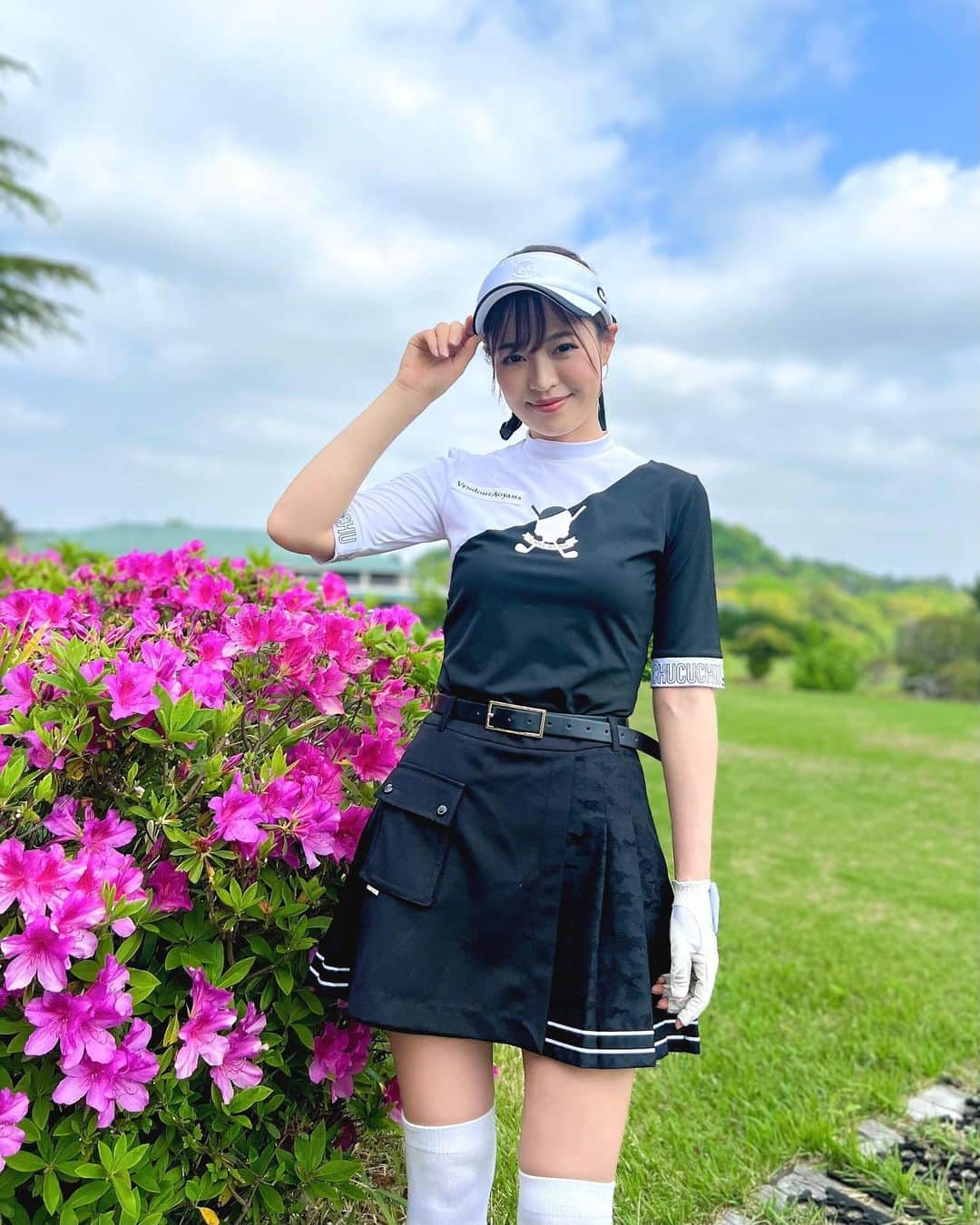 高橋としみのインスタグラム：「ゴルフ場は季節によって いろんな花が咲くのも楽しみの一つ🌸  としみんコンペでも着たウェア⛳️ 全身　@chucuchu_official_jp です✨ スタイル良く見せてくれる🫶  #ゴルフ#ゴルフ女子#韓国ゴルフウェア #ゴルフウェアレディース #golf#チュクチュ」