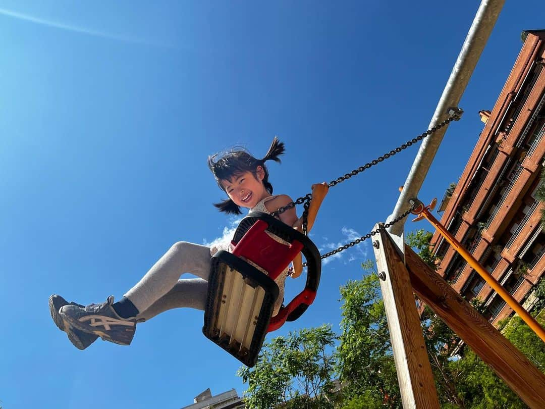 榎戸教子さんのインスタグラム写真 - (榎戸教子Instagram)「【世界の公園】  Jardins de la Indústria  バルセロナのサグラダファミリアからほど近い場所。 ツバメがモチーフの遊具とオブジェがありました。 公園の周りにはカフェやバルもあって 親たちは一杯やりながらこどもたちを見守っています。」4月30日 20時08分 - noriko_enokido