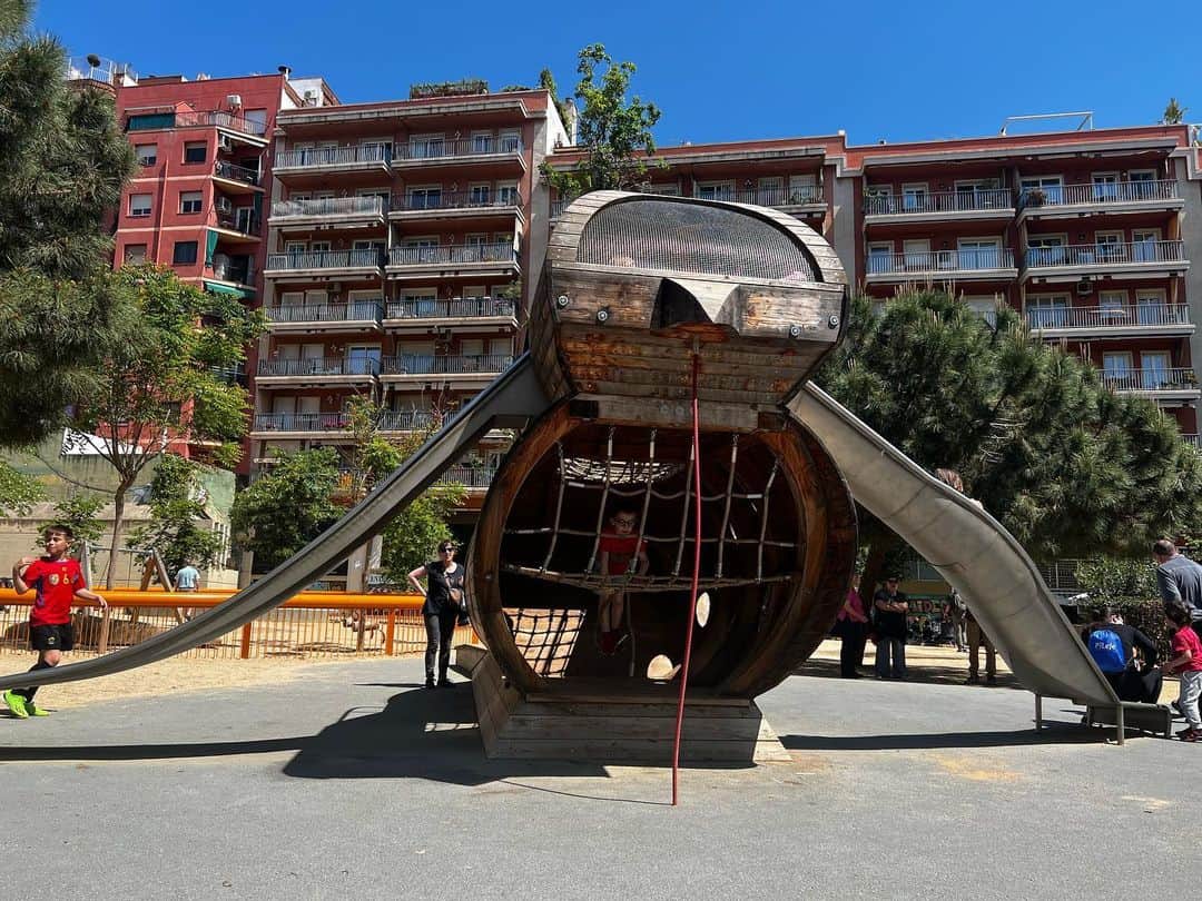 榎戸教子さんのインスタグラム写真 - (榎戸教子Instagram)「【世界の公園】  Jardins de la Indústria  バルセロナのサグラダファミリアからほど近い場所。 ツバメがモチーフの遊具とオブジェがありました。 公園の周りにはカフェやバルもあって 親たちは一杯やりながらこどもたちを見守っています。」4月30日 20時08分 - noriko_enokido