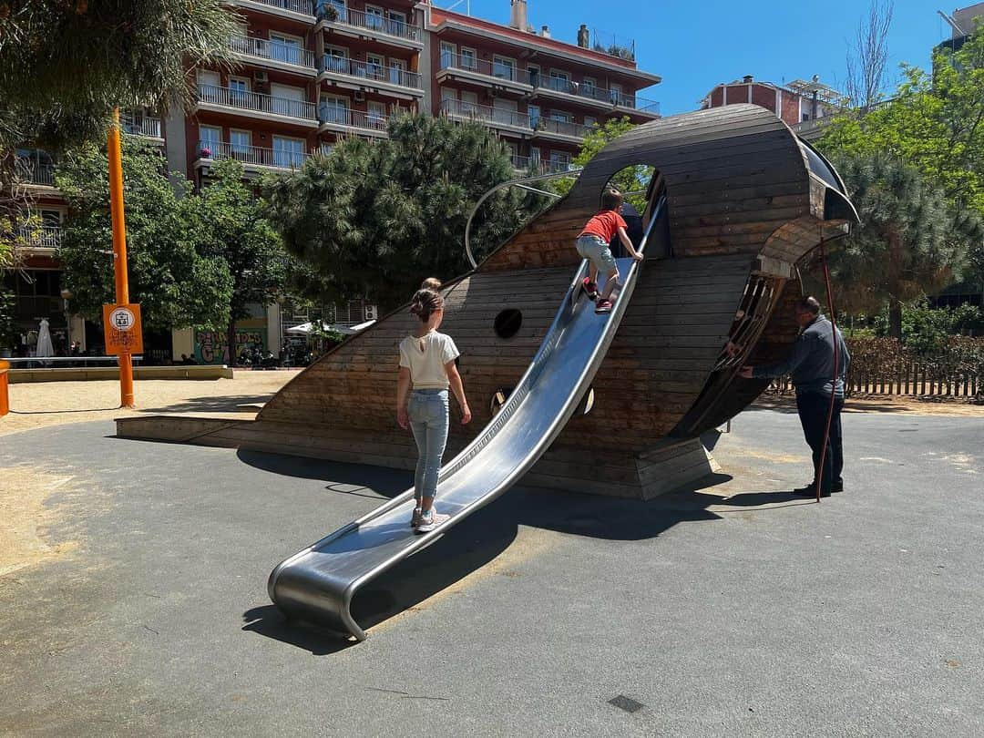 榎戸教子さんのインスタグラム写真 - (榎戸教子Instagram)「【世界の公園】  Jardins de la Indústria  バルセロナのサグラダファミリアからほど近い場所。 ツバメがモチーフの遊具とオブジェがありました。 公園の周りにはカフェやバルもあって 親たちは一杯やりながらこどもたちを見守っています。」4月30日 20時08分 - noriko_enokido