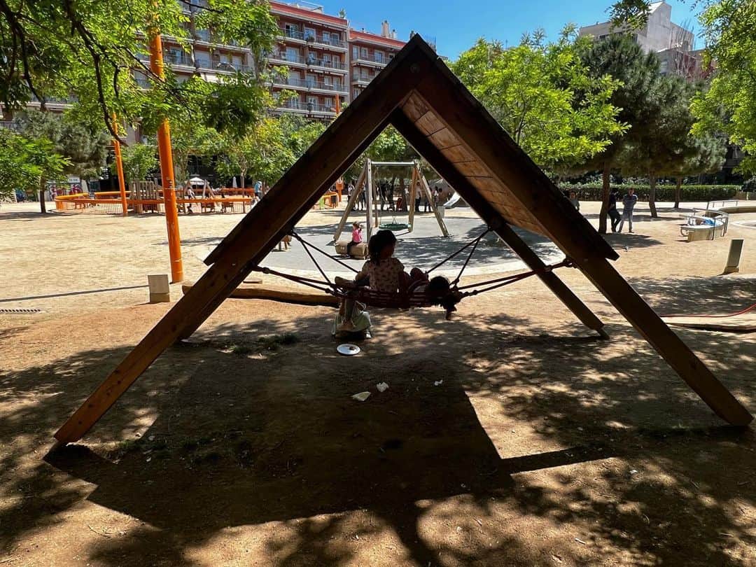 榎戸教子さんのインスタグラム写真 - (榎戸教子Instagram)「【世界の公園】  Jardins de la Indústria  バルセロナのサグラダファミリアからほど近い場所。 ツバメがモチーフの遊具とオブジェがありました。 公園の周りにはカフェやバルもあって 親たちは一杯やりながらこどもたちを見守っています。」4月30日 20時08分 - noriko_enokido