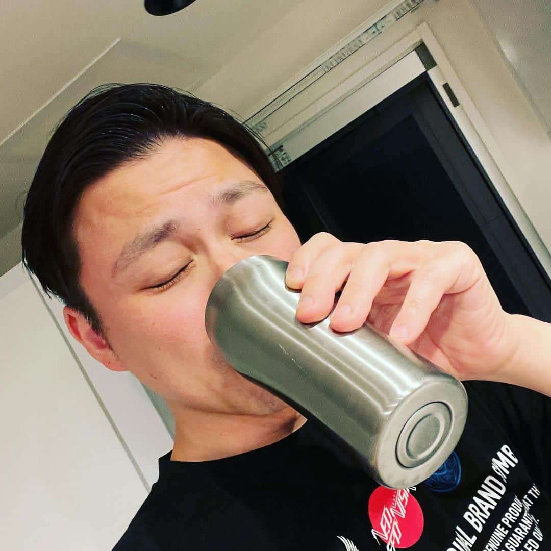 奥田修二さんのインスタグラム写真 - (奥田修二Instagram)「【キッチンドランカー】  キッチンで飲む芋ソーダは仕事終わりの味がしますね。  ゴールデンウィークが終わり次第、単独ライブの準備に勤しみます。  一般発売始まりました！詳しくはストーリーへ！  ガクテンソク単独ライブ 『百代の過客』 大阪公演 6月2日(金)18:00開場/18:30開演 会場：YES THEATER(大阪府)  前売：3000円 当日：3500円 ゲスト：ギャロップ  大阪公演は、アフタートークライブもあります。  アフタートーク『東京報告会』 20:15開場/20:30開演 会場：YES THEATER(大阪府)  前売：1000円 当日：1500円  東京公演 6月18日(日)15:00開場/15:30開演 会場：紀伊國屋サザンシアターTAKASHIMAYA(東京都) 前売：3000円 当日：3500円 ゲスト：マシンガンズ  #ガクテンソク  #単独ライブ #百代の過客 #ガクテンソクおくのほそ道」4月30日 20時08分 - gakutensoku_okuda_official