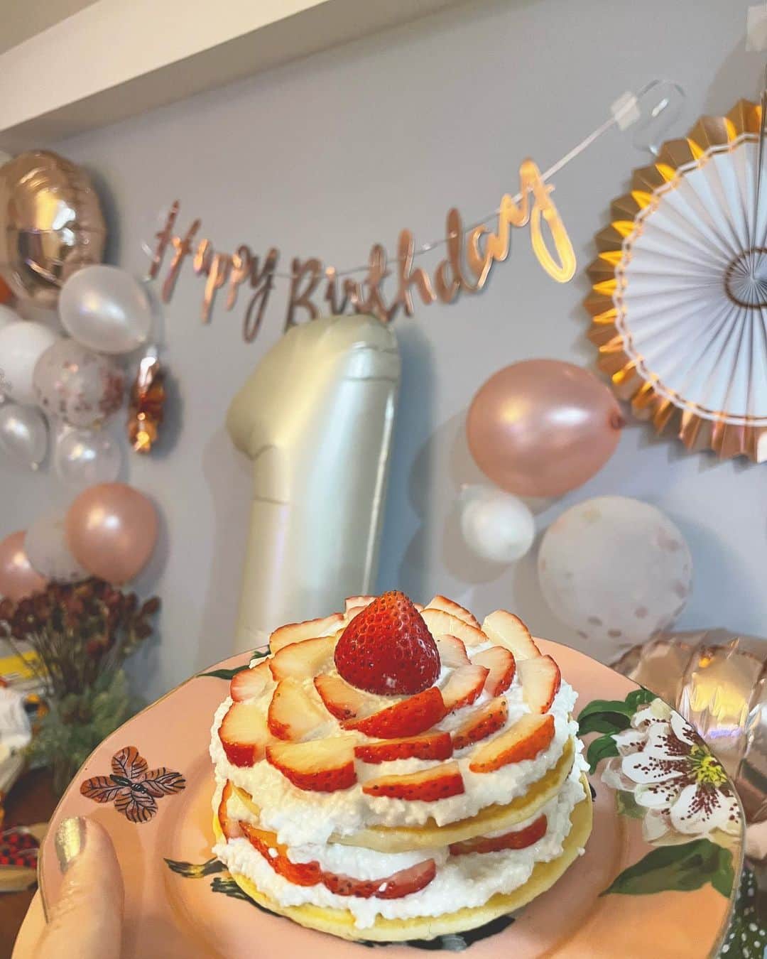 石橋穂乃香さんのインスタグラム写真 - (石橋穂乃香Instagram)「🎈💖💓①💓💖🎈  かあちゃんは 食べさせても大丈夫なケーキ作ったり とうちゃんは ただひたすら風船をふくらましたり  記憶には残らないだろうけど 記録には、あなたの初めてのお誕生日を祝えることが本当に嬉しかったってことが残せていて、いつかあなたに伝わればいいな！」4月30日 20時10分 - honoohno