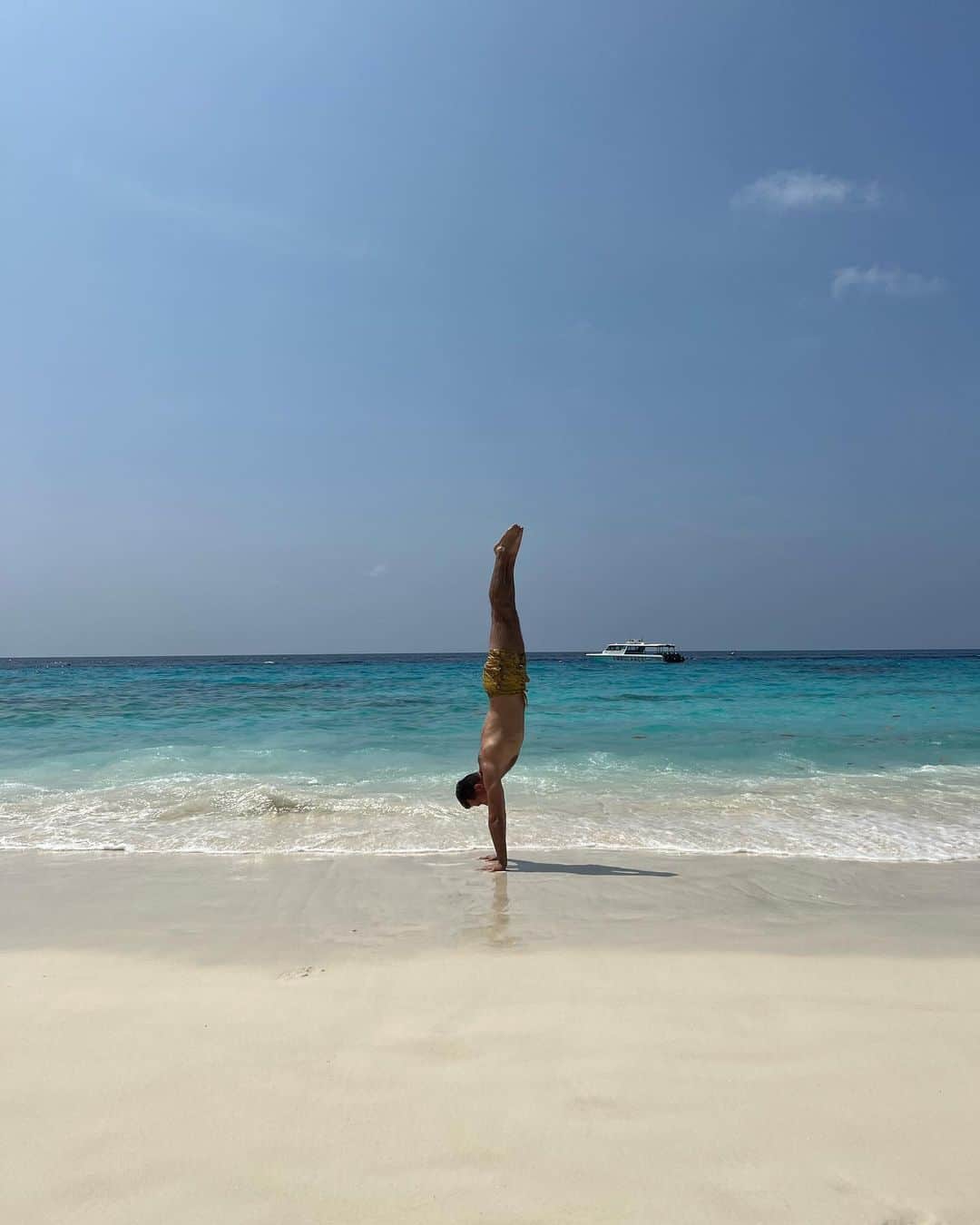 エゴール・ザクロエフのインスタグラム：「5 years later 🏝️   #similandisland」