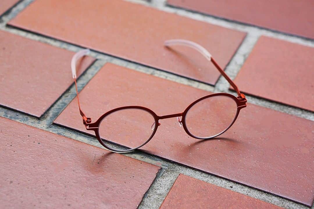 MYKITA SHOP TOKYOのインスタグラム：「【DECADES Collection "GETZ"】  DECADES Coolectionの人気モデルの一つでもあるGETZのBurntOrangeカラーが再入荷いたしました。 美しい曲線のラウンドシェイプで程よく存在感のあり、渋みのあるオレンジカラーに上品さを感じるMYKITAならではのモデルです。   DECADES Collection "GETZ”  The Burnt Orange color of GETZ, one of the popular models in the DECADES Coolection, has been restocked. The beautifully curved round shape of this MYKITA model has a moderately strong presence, and its austere orange color gives it an elegant feel.  #mykita  #mykitadecades  #eyewear  #eyewearfashion  #マイキータ  #メガネ」