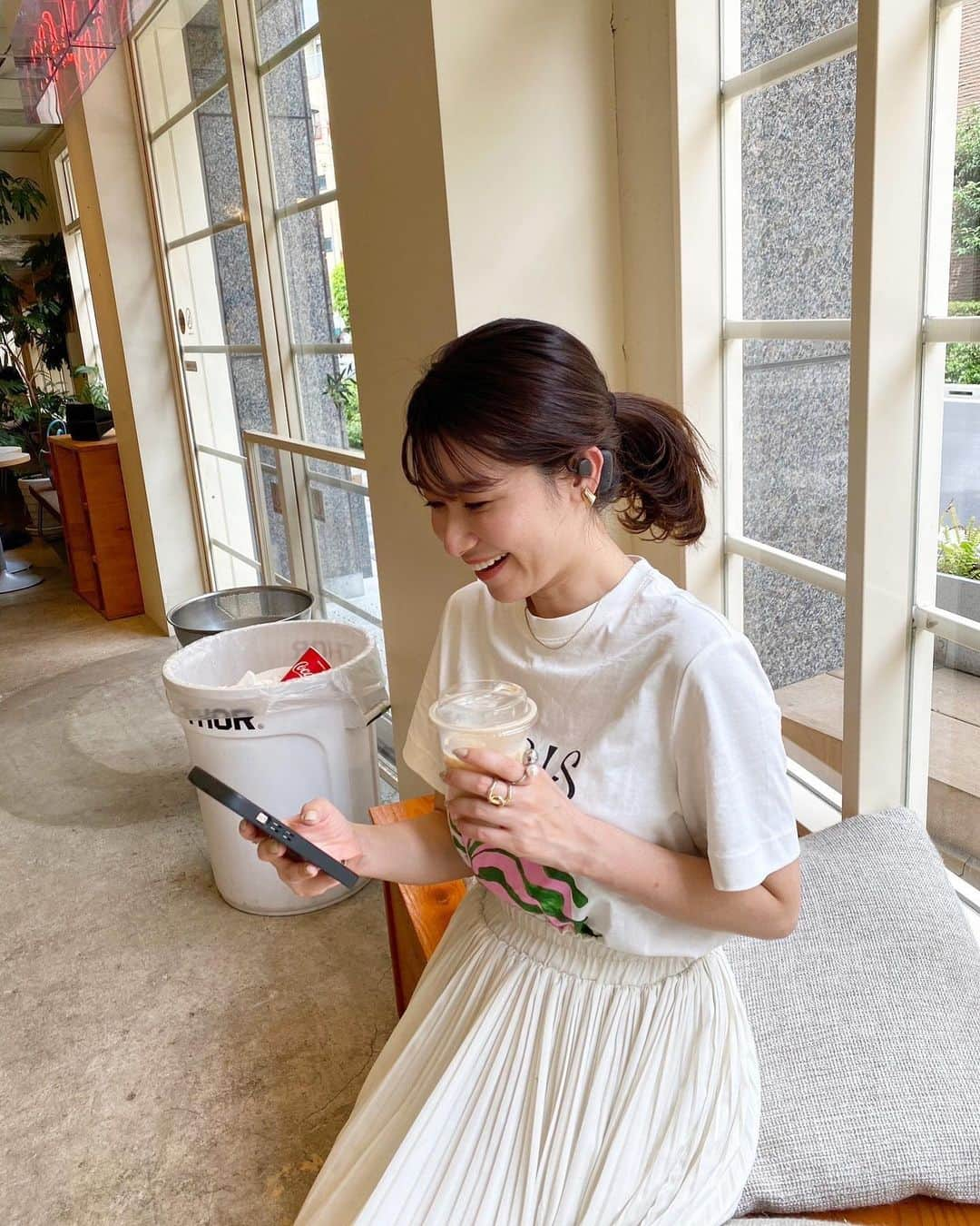 吉田奈央さんのインスタグラム写真 - (吉田奈央Instagram)「おさんぽ❤︎  今の時期のお散歩は気温的にも好き😝  イヤホンをしてるんだけど、 好きな音楽を聞きながらねお散歩はもっと楽しい🤍  実はこのイヤホン @nwm_jp  なんだけど耳をふさがないオープンイヤーイヤホンなのよ🎧 すごくない？😳  NTTの新技術が搭載された世界初のPSZ機能が搭載されてるの(いわゆる音漏れを最小限に抑える技術)  だから周囲の音や声がバランス良く聞こえるのが、めちゃくちゃ良い🥺  家事をしながら自分の世界に浸りつつ、 しっかり子供の声もひろえたので その時間が癒しにもなったり✨  主婦からママ、リモートワーカーと幅広く使えるかなと思います！  安心の1年保証もあるし、 なによりこのスタイリッシュなイヤホンのデザインも個人的にはすき😏❤️  #nwm#ヌームbながら聴き #pr#ながら家事#新しい日常 #家事を楽しむ」4月30日 20時17分 - nao70818