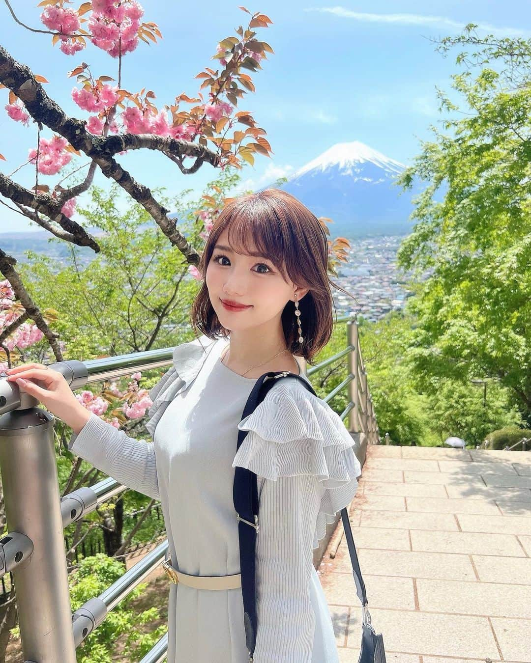 加藤里奈さんのインスタグラム写真 - (加藤里奈Instagram)「⋆ 桜越しの富士山も綺麗だったなぁ🌸  アクセサリーは @no.25accessory です❤︎ 女性らしくて可愛い〜！！  #山梨 #山梨観光 #静岡 #静岡観光 #富士山 #姉妹 #姉妹コーデ #mtfuji #ファッション #河口湖 #お出かけスポット #お出かけ #旅行 #旅行好きな人と繋がりたい  #お花見 #お花見コーデ」4月30日 20時30分 - katoco0326