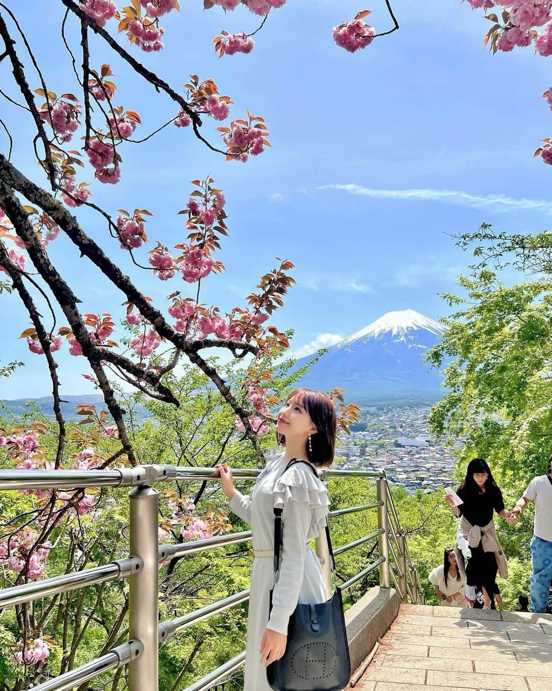 加藤里奈さんのインスタグラム写真 - (加藤里奈Instagram)「⋆ 桜越しの富士山も綺麗だったなぁ🌸  アクセサリーは @no.25accessory です❤︎ 女性らしくて可愛い〜！！  #山梨 #山梨観光 #静岡 #静岡観光 #富士山 #姉妹 #姉妹コーデ #mtfuji #ファッション #河口湖 #お出かけスポット #お出かけ #旅行 #旅行好きな人と繋がりたい  #お花見 #お花見コーデ」4月30日 20時30分 - katoco0326