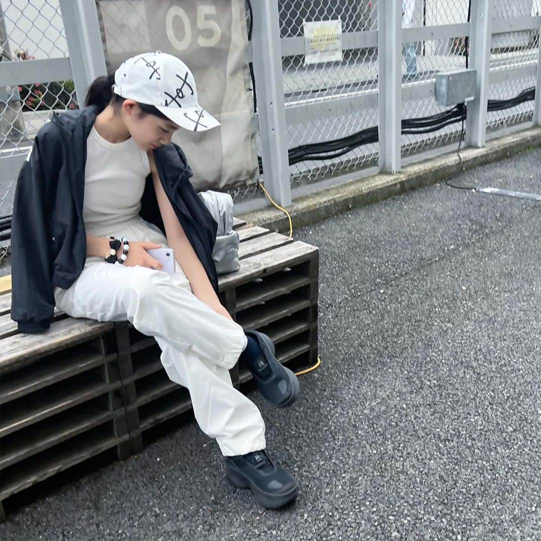 Rieのインスタグラム：「2人で出かけた日。  @cavezarosso のパンツ  先週私が履いてて 今週はみーちゃん。笑  楽ちん可愛くてお互いお気に入りで、 今日着てもいいよ！って譲り合いで着用🤭  @moyamoya2121 の生み出す服は綺麗めなのにカジュアルなものも多くて着心地が抜群に良くて家族で着てる❤️  4月がバタバタ慌しくて一瞬で終わったと同時に１年の3分の1が過ぎ去った...  子供達と向き合って生活を整えた4月でした🥰」