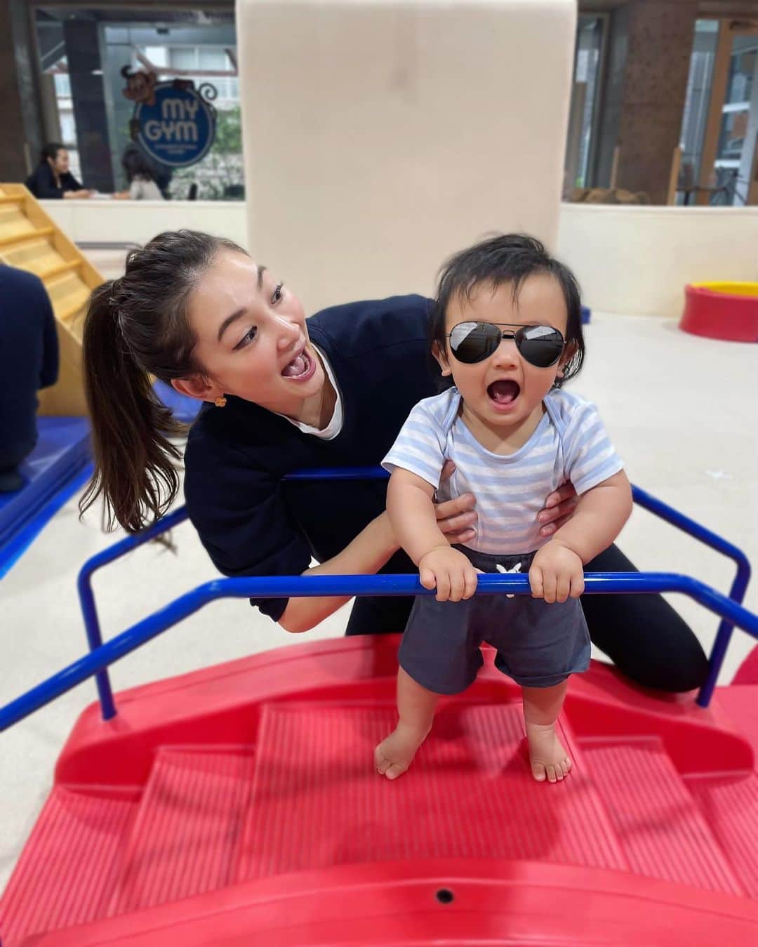 里海のインスタグラム：「@mygym_japan_official に 体験で行ってみましたー🤩 子供が終始 すごーーーーーく楽しそうにしていて 見ていて私も すごーーーーーく嬉しかったです❤️ そして一緒に体験ができて 私も楽しかったです🥹 まだ産まれて7ヶ月しか 経っていませんが 成長を感じて 涙出そうになりましたが 恥ずかしいので我慢しました🥹  サングラス🕶️スタンプの下には タレ目の男が さらにタレ目になって 楽しんでいました🤣」