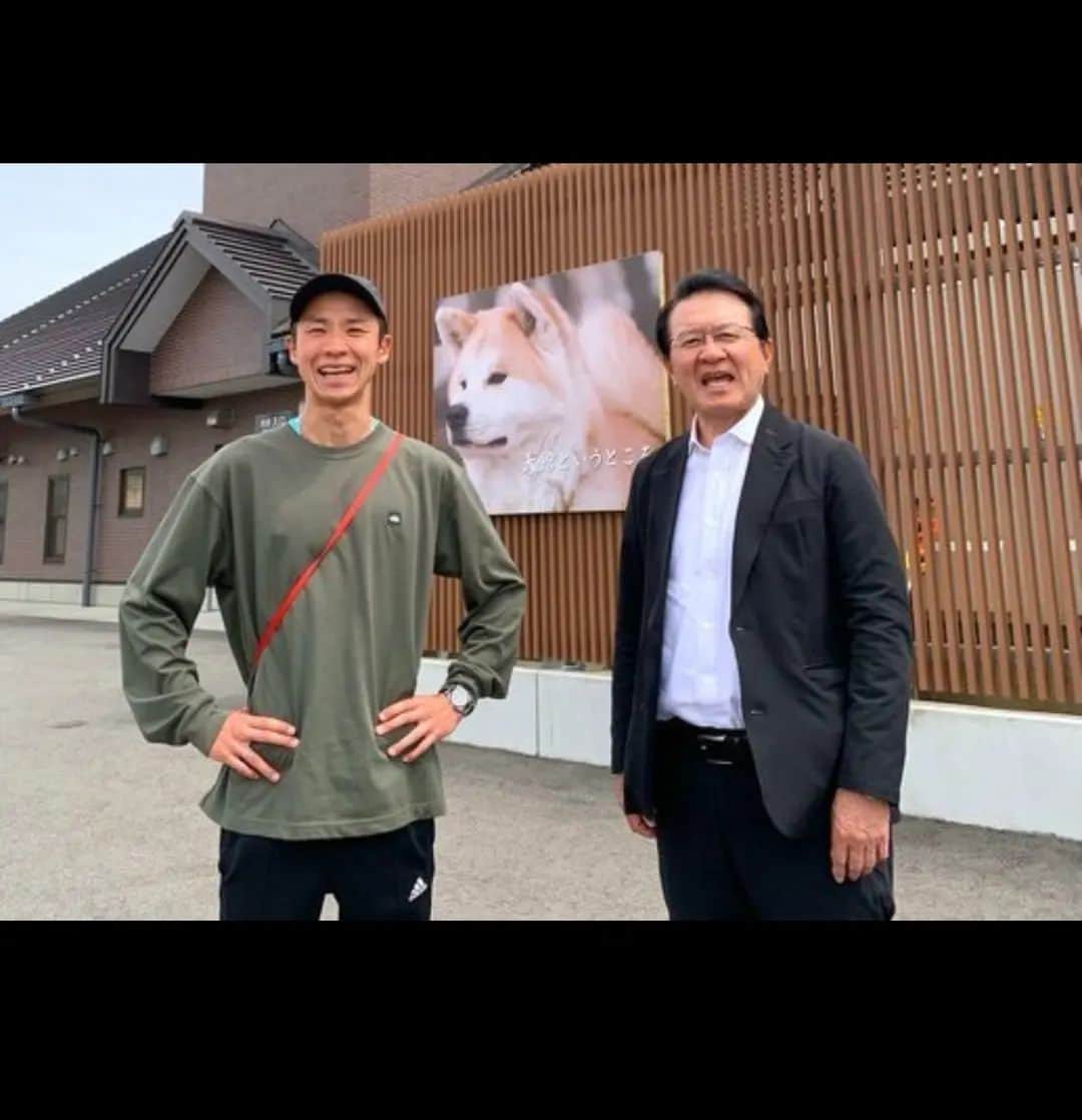 宇野けんたろうさんのインスタグラム写真 - (宇野けんたろうInstagram)「秋田県.大舘市  「山田敬蔵記念ロードレース大会」  ゲストランナーで出演してきました！！  前日はランニングイベント  大会当日はゲストランナー！！  もう二日間フルパワーで走りました！！  公認の大会でレベル高いけど  賑やかで  おもてなしが半端ない！！！  走り終わってからの  きりたんぽ汁がうますぎたよ。  写真撮り忘れた。泣  比内地鶏やお酒もたまらないぜ。  グルメも楽しめた。  錦のラーメンたまらん。  瀬古さんが隣でうまいうまいを連呼して  全然味が入ってこなかったよ。。。  瀬古さん観光ありがとうございました！笑  また来年も走りたい大会だ！！！  #山田敬藏記念ロードレース大会  #秋田県 #大舘市 #大舘能代 #秋田犬 #壽屋 #コトブキヤ #イトイエックス #Buff #マラソン #ランニング」4月30日 20時30分 - unokentarorun