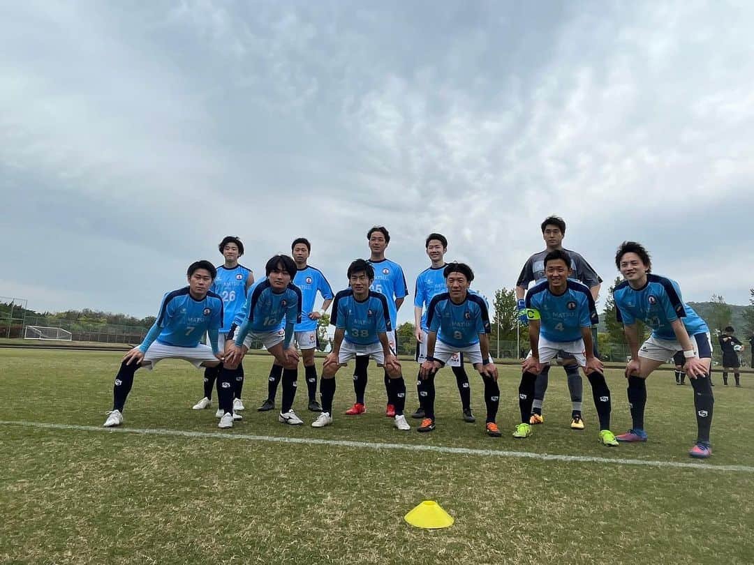 島屋八徳のインスタグラム：「公式戦2戦目 1-2で敗戦しました！ 最後PK与えちゃって チームに迷惑かけました。 次に向けて成長します！ リーグで借りは返します⚽️ たくさんの方に応援に きていただきました🙏 ありがとうございました🙇‍♂️🙇‍♂️🙇‍♂️ #SONIO高松 #香川県 #株式会社松 #KITA.F.C #主審にめちゃくちゃ文句言いました #ごめんなさい #大谷くんが止めてくれました #大好きです #大住さんに申し訳ないです #大住さんのミスを挽回してあげたかった #大住さんのクリアミスで失点したので #それを挽回してあげたかった #もう一度言います #大住さんのクリアミス #ウソですw #大住さんも大好きです #大住さんは今頃夜勤です #頑張って下さい #またみんなで頑張りましょう」