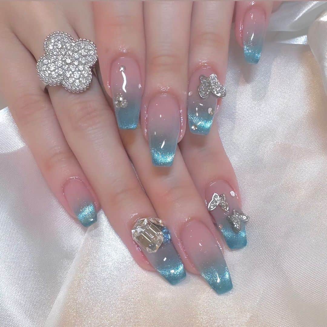 藤澤せなのインスタグラム：「ちゅるん春ネイル🩵 過去のネイルもハイライトにまとめてます🎶 最近はスクエアにハマってる🩵 . #マグネットネイル」