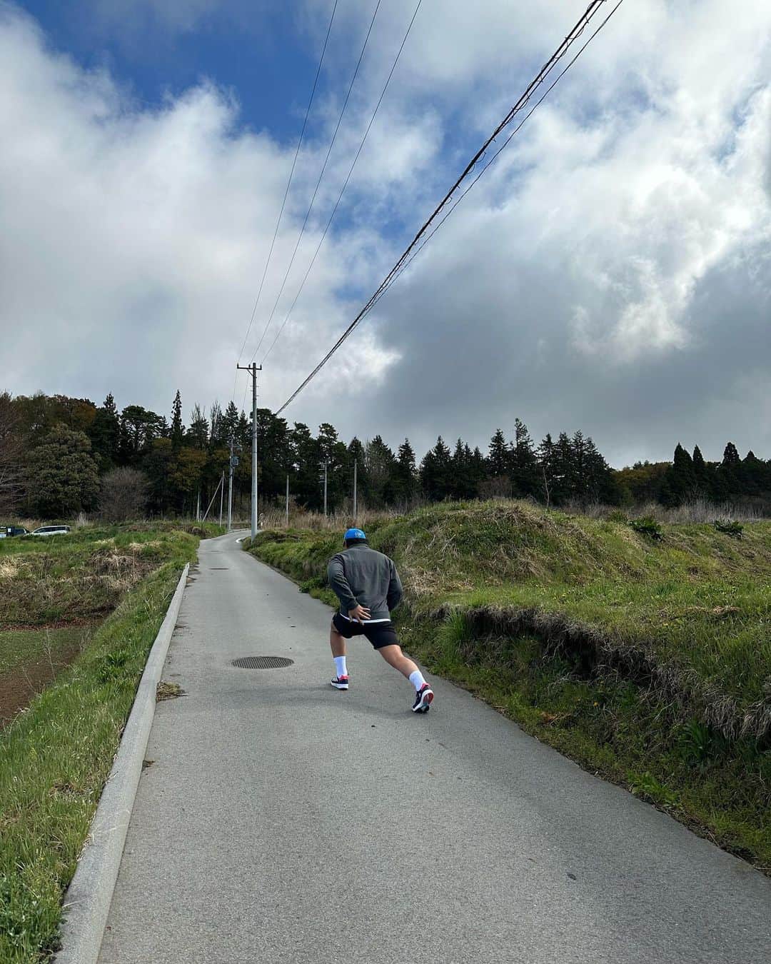 新井貴子さんのインスタグラム写真 - (新井貴子Instagram)「早朝から必ずトレーニングをしながらも 夫は常にリラックスされておりました👨🏽🍃 私もちゃっかり筋肉痛いただきました。  リンゴジュースで乾杯もいいですな🤤🥂」4月30日 20時26分 - kikoarai