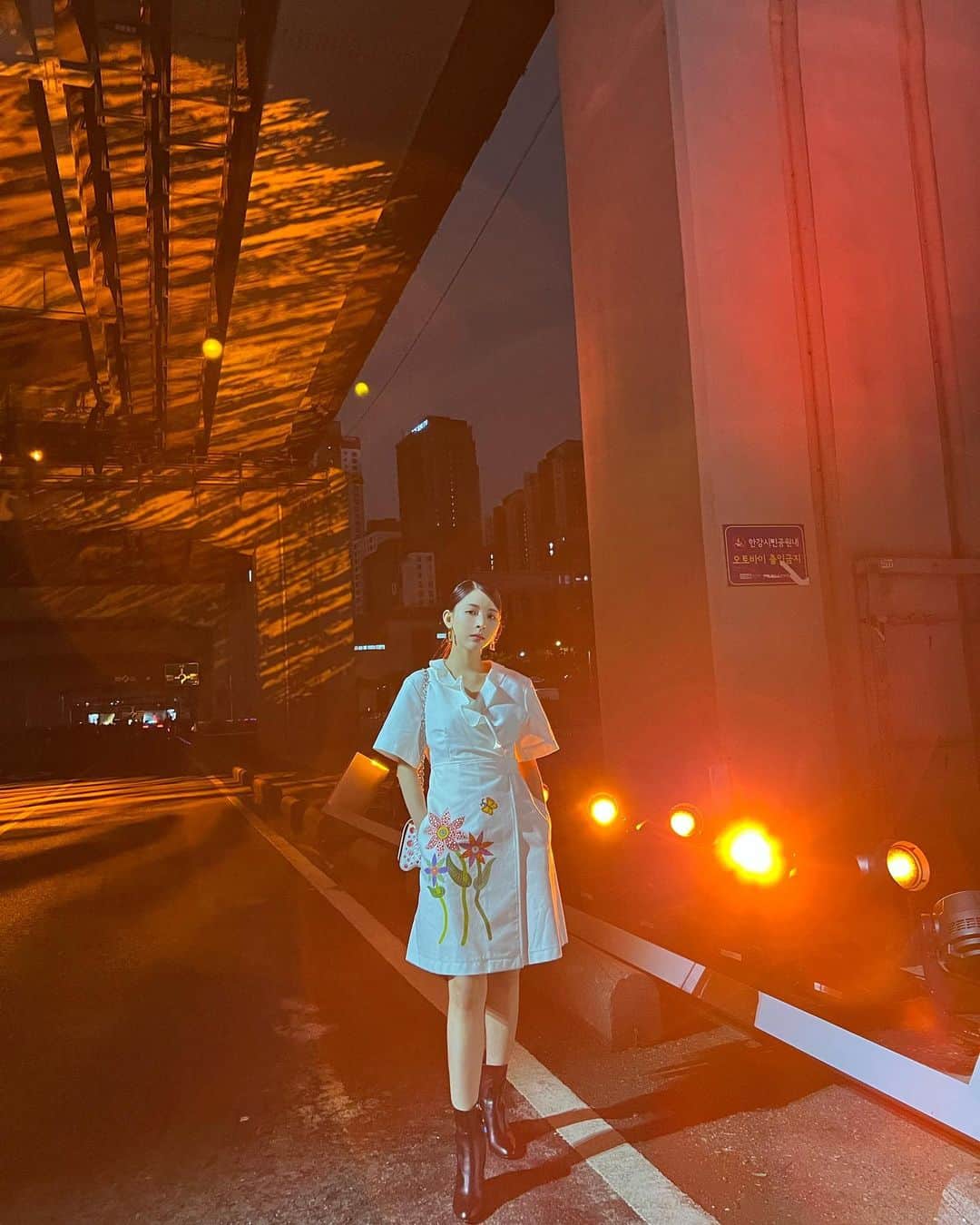 ミチさんのインスタグラム写真 - (ミチInstagram)「@louisvuitton Prefall23のショーがソウルの潜水橋を閉鎖して行われました✨ 壮大なルイヴィトンの世界観にソウルの夜景がなんとも幻想的でした🪐 ニコラジェスキエールの手掛けるお洋服はパワーに満ち溢れていてとても大好きです✨ レザーのワンピースのルックのブラウンとホワイトの組み合わせが刺さりました、そしてキルティングのバックがとても可愛かった…💛  @louisvuitton  #LVPrefall23」4月30日 20時27分 - mi0306chi