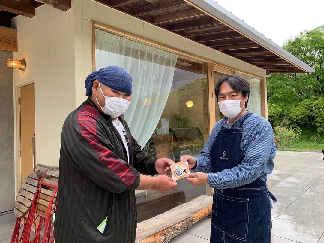 HIROさんのインスタグラム写真 - (HIROInstagram)「花いちば〜キミノーカ🫡  HIRO散歩🤩  今回の #和歌山放送 の　#安田大サーカスhiroの男じゅく  は　#紀美野町   #ラジコ なら全国で聞けるので聞いて皆さんで紀美野町に🫡🫡🫡  店名 キミノーカ  住所 和歌山県海草郡紀美野町三尾川785-3  (はないちばん徒歩５〜１０分)  営業時間 １０〜１７時  定休日 月曜日(祝日の場合は翌日休み)、不定休  駐車場 １0台〜」4月30日 20時27分 - hiro19770420