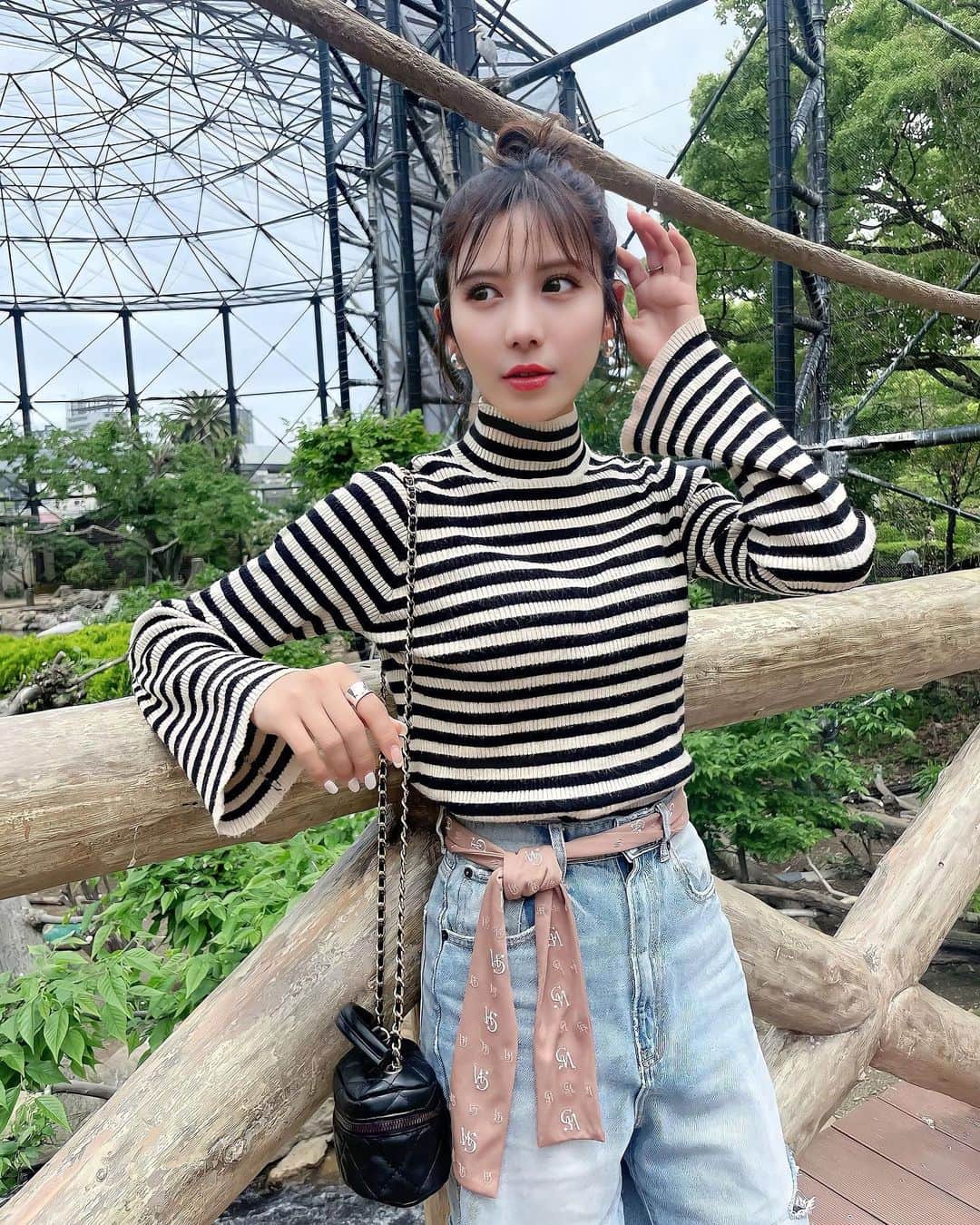 伊藤莉子のインスタグラム：「． 昨日、家族で動物園行ってきたの💗  天王寺動物園リニューアルされてて 所々めっちゃ綺麗になってた🤤🫶  大好きなカバ🦛の起きてるところ 見れんかったのショックやからまた近々行こ♡（笑）  この日のcode好評で嬉しい☺️💗 @cuimie_official のスカーフを ベルト代わりに使ったの。🥹🩵  こんな可愛いスカーフ考えれる @rinatea_25  りなてぃー天才🥹👏  #動物園 #関西 #天王寺動物園 #関西デート #code #スカーフコーデ  ．」