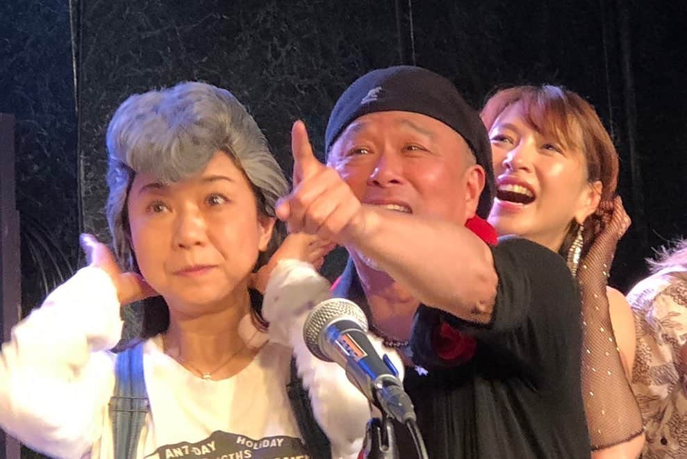 西山浩司さんのインスタグラム写真 - (西山浩司Instagram)「【感動の前夜祭🎤】 デビュー50周年ライブを全身全霊無事終えることが出来ました😅 ご来場頂きました皆様❗️配信をご覧くださいました皆様❗️BlueMoodスタッフ❗️ワルオスタッフ❗️そして、WARUO BANDメンバー❗️ゲストの沢田聖子ちゃん❣️支えてくださいました皆様にもう感謝しかありません本当にありがとうございました🙇‍♂️ 実は声の調子が悪く2回のリハはほぼ歌えずストレスからか、連日、15秒おきの連発しゃっくりが止まらなくなり、これで本番やれるんだろうかとずーっと不安な毎日でした😓バンドメンバーに心配もかけながらセトリも、歌えなくなったバージョンで2パターン用意🙏 ところがどっこい本番はバッチグーの声出すぎて気持ち良すぎ🤣🤣🤣 なにかに守られてる絶対‼️🤔 超満員みんなのハートフルな声援応援がビンビン伝わってくる感動のライブでした ❣️芸能界からもステキな仲間(長谷直美ちゃん、黒部幸英兄ちゃん、つちやかおりちゃん、白石まるみちゃん、夏山美樹ちゃん長江健ちゃん)が駆けつけてくれました♪ありがとうございました🙇‍♂️まだまだ頑張んなきゃ！そ〜思った前夜祭でした🤗皆様からのたくさんのプレゼントもありがとうございました🙏🙇‍♂️🤭 ☆秋の後夜祭10/9もお楽しみに🤗☆配信は5/13まで見放題 https://waruo.jp よりお求めいただけます。」4月30日 20時29分 - waruo1981