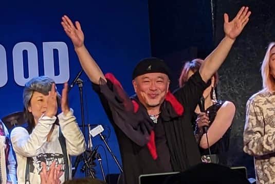 西山浩司さんのインスタグラム写真 - (西山浩司Instagram)「【感動の前夜祭🎤】 デビュー50周年ライブを全身全霊無事終えることが出来ました😅 ご来場頂きました皆様❗️配信をご覧くださいました皆様❗️BlueMoodスタッフ❗️ワルオスタッフ❗️そして、WARUO BANDメンバー❗️ゲストの沢田聖子ちゃん❣️支えてくださいました皆様にもう感謝しかありません本当にありがとうございました🙇‍♂️ 実は声の調子が悪く2回のリハはほぼ歌えずストレスからか、連日、15秒おきの連発しゃっくりが止まらなくなり、これで本番やれるんだろうかとずーっと不安な毎日でした😓バンドメンバーに心配もかけながらセトリも、歌えなくなったバージョンで2パターン用意🙏 ところがどっこい本番はバッチグーの声出すぎて気持ち良すぎ🤣🤣🤣 なにかに守られてる絶対‼️🤔 超満員みんなのハートフルな声援応援がビンビン伝わってくる感動のライブでした ❣️芸能界からもステキな仲間(長谷直美ちゃん、黒部幸英兄ちゃん、つちやかおりちゃん、白石まるみちゃん、夏山美樹ちゃん長江健ちゃん)が駆けつけてくれました♪ありがとうございました🙇‍♂️まだまだ頑張んなきゃ！そ〜思った前夜祭でした🤗皆様からのたくさんのプレゼントもありがとうございました🙏🙇‍♂️🤭 ☆秋の後夜祭10/9もお楽しみに🤗☆配信は5/13まで見放題 https://waruo.jp よりお求めいただけます。」4月30日 20時29分 - waruo1981