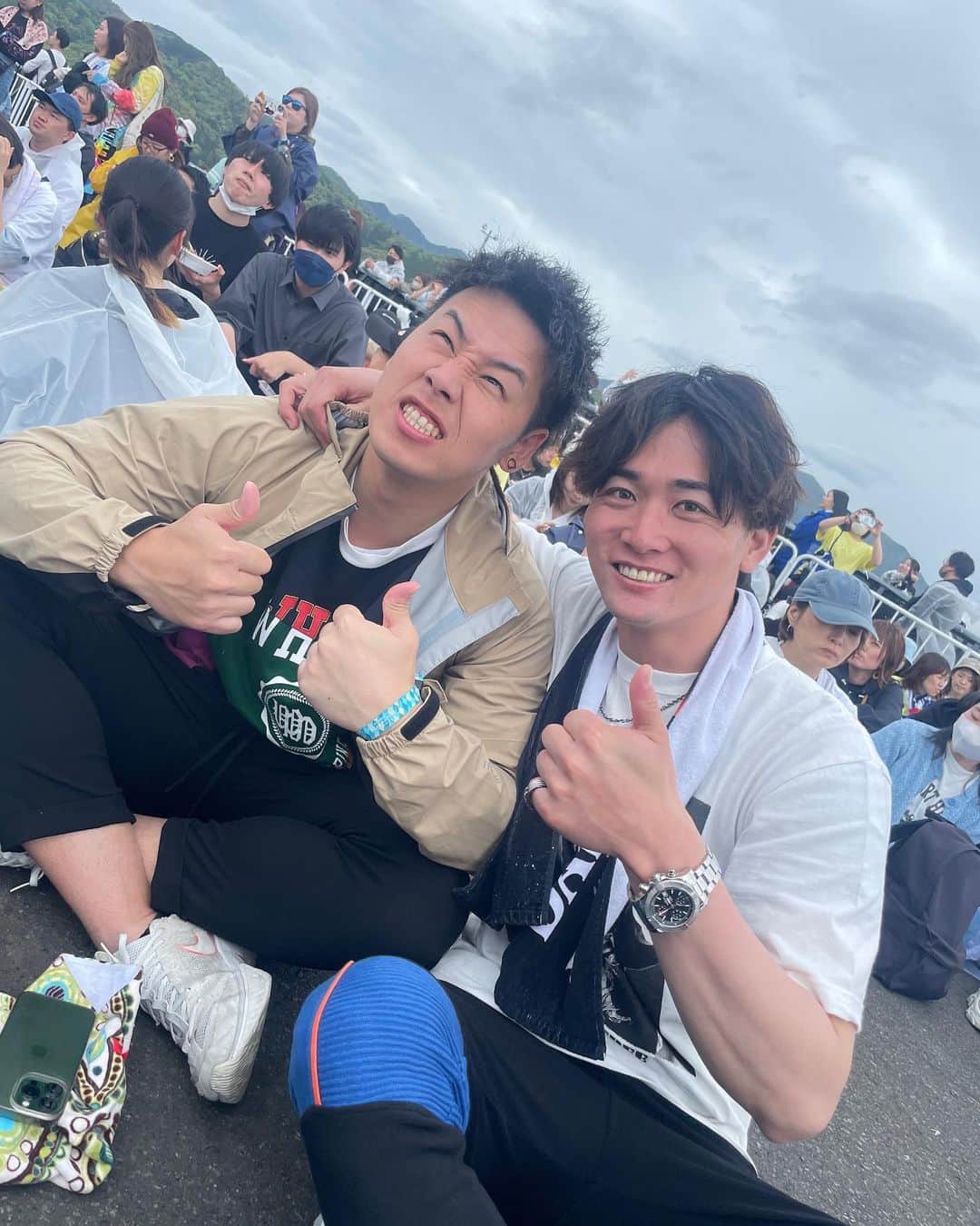 船越涼太のインスタグラム：「. MAIZURU PLAYBACK FES 2023⚓️  . めちゃくちゃ最高だった！🎶 UVER以外のアーティストのライブ初めてで新鮮だった！各アーティストの盛り上がり方があって面白かったwそしてかっこよかった🎤 . WANIMAのモッシュには差されたww  . しかしUVERworldは別格ですわ🫡🫡🫡 セトリも相変わらず神だし、一発目にUNKNOWN ORCHESTRAはやばすぎた。  強風と雨との闘いだったけど初フェス最高でした🤙  次のフェス参戦は5/4のJAPAN JAM🤙  #フェス#京都#舞鶴#uverworld #wanima #清水翔太 #優里 #r指定 #ライブ #crew #uverworld好きな人と繋がりたい #在るべき形」