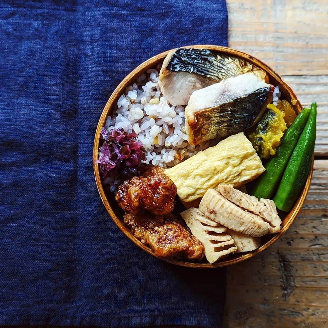 tamiのインスタグラム：「* #お弁当 *  先週のお弁当達🍱  何年ぶり？ 数年ぶり？……に 風邪ひいた〜しんどい〜 とピエール氏が言いまして ちなみにちなみにと検査したら陽性で 一足早くゴールデンウィークに突入していました🙃 ずぅ〜〜っと寝てた。  シラチャーソースが好きで(4枚目) なかでもこのシラチャーソースが一番好き🫣  * #tami弁  #弁当#bento#lunchbox #ランチ#昼食#のっけ弁#旦那弁当 #ごはん#食事#暮らし#お弁当記録」