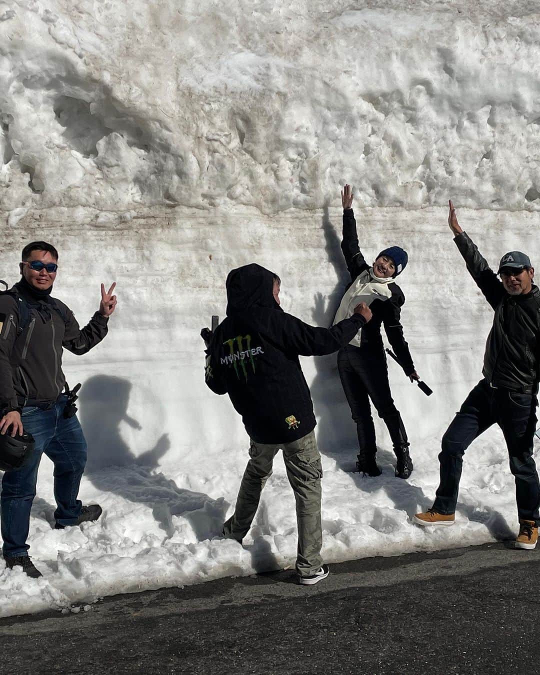 橋本志穂さんのインスタグラム写真 - (橋本志穂Instagram)「関越道を走ってたのは 渋峠に行くため‼️  開通した「滋賀草津高原ルート」の雪の壁の中をバイク仲間と走りたくて〜。  リリカの正木さんがお休みの日が ちょうど開通翌日だったので、 別荘地のバイク仲間の浅野さんと3人で走ろうーということになったの。  ところが‼️ 姉さん、事件です‼️  開通前日から 結構な雪になってしまい、開通が延期になったの。。  すなわち、前乗りしたのにただの宴会で終わるかもしれないってこと😱😱😱  まぁ、宴会も楽しかったけどね。 だけどせっかく東京から来たのだから、 とりあえず、草津まで行ってみよう‼️と 朝早く出発したの。  浅野さんのインカムと私のインカムが 繋がらなかったのが残念ですが、、 途中、綺麗な場所に立ち寄ってもらいながら のんびり向かったの。 晴れ女の私が向かうんだから、、 ぜったいいいことある‼️と信じて〜。  草津の道の駅の手前で 「午後1時に開通」と電光掲示板に書いてあって 「やっぱりね❣️」と嬉しくなった。  そして、そこから渋峠まで 途中、硫黄の香りにワクワクしながら 日本一標高の高い国道の渋峠を目指しました。  え？もしかして今のが壁❓  と通り過ぎてから気付くくらいの規模でした。  壁を過ぎて、とりあえずテッペンまで行き、リフトで上のレストランでランチしようって 企てたのですが、、 この時期のリフトはスキーヤーのみ！とのことで、 上まで行くのは諦めた。 でも、看板犬がいるレストランでカレー食べたよ。 去年も会ったマーカス❣️ 可愛いーーーっ お父さんのインディが使ってた古屋に入ってるから 「お空にいったお父さんの匂いが好きなのね」と思ったんですけど 「いや、単純に窓側寒いからですよー」って飼い主さん😅  ちゃんと名前呼ぶと 近寄ってきてくれます。 マーカスに会えて嬉しかったな🥰  同じcan-amのオフロードに乗ってる男性と意気投合❣️ レストランで一緒に休憩して、 壁の散策も楽しみました。  壁の少し上にある駐車場にバイク停めて歩いて行ったの。 雪で道幅狭いし、 車は通るし観光客歩くので、、、 だけど結構、雪の壁に車停める人がいて危ない💦  カーブに停めて 壁を歩いてる人も多かったの。 バイクと壁撮りたかったけど、 そりゃ無理だ〜 360度カメラで撮れてたらいいなー。  仲間がいなかったら 行くこともなかっただろうし、 壁の下をみんなで歩けただけでも 人生の思い出の1ページが またまた増えて嬉しい1日でした。  もうね、すぐ忘れちゃうから、、 数年後には 「え？雪の壁❓行ったっけ❓」ってなりそうだけど。  こうして残しておけば 忘れないかな。  #インスタ360  #滋賀草津高原ルート  #渋峠 @takeshi.m9  @lirica_jp  #バイク女子　#brp　#can-am #SPYDERF3 #日本一」4月30日 20時39分 - shihohashimoto3