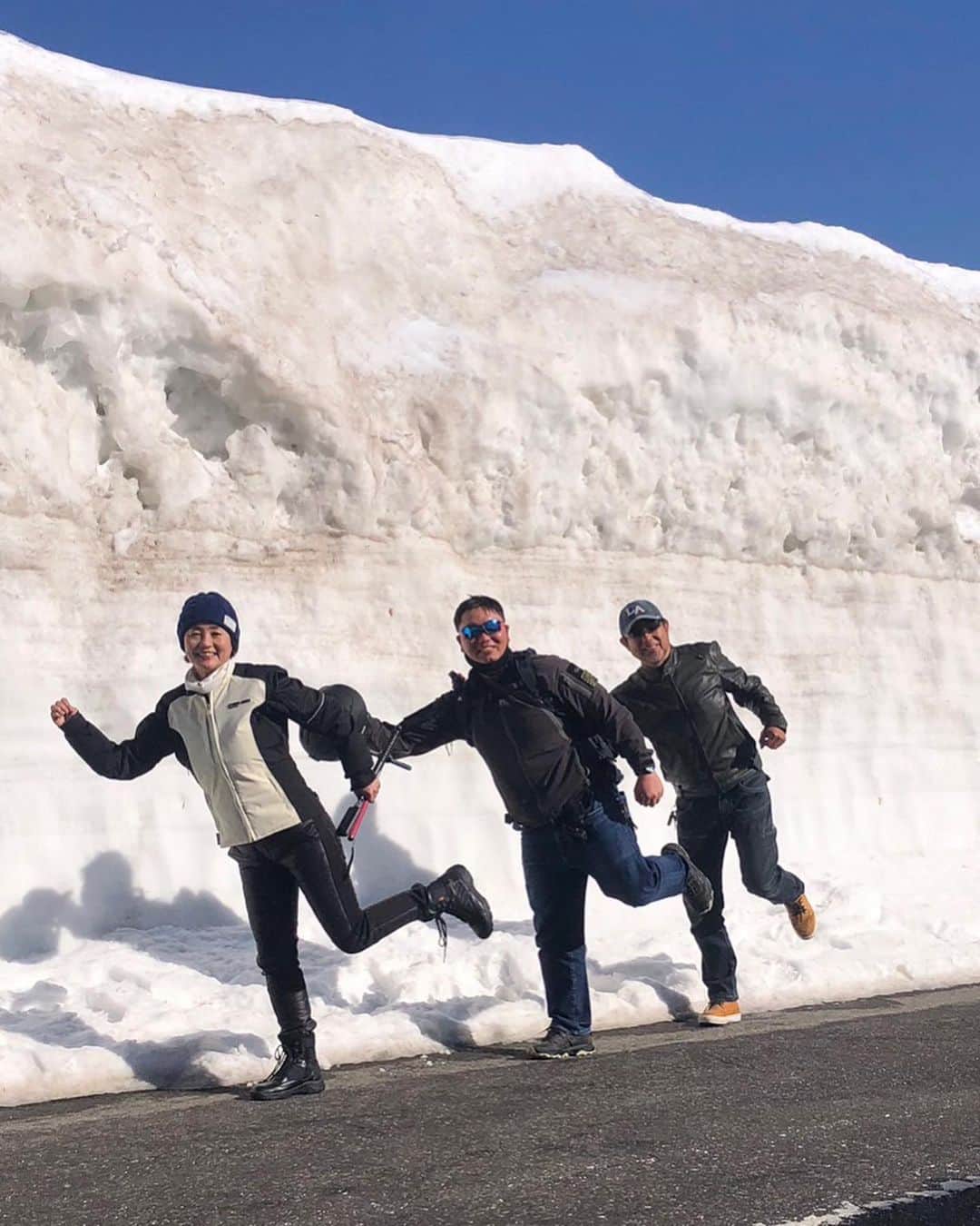 橋本志穂さんのインスタグラム写真 - (橋本志穂Instagram)「関越道を走ってたのは 渋峠に行くため‼️  開通した「滋賀草津高原ルート」の雪の壁の中をバイク仲間と走りたくて〜。  リリカの正木さんがお休みの日が ちょうど開通翌日だったので、 別荘地のバイク仲間の浅野さんと3人で走ろうーということになったの。  ところが‼️ 姉さん、事件です‼️  開通前日から 結構な雪になってしまい、開通が延期になったの。。  すなわち、前乗りしたのにただの宴会で終わるかもしれないってこと😱😱😱  まぁ、宴会も楽しかったけどね。 だけどせっかく東京から来たのだから、 とりあえず、草津まで行ってみよう‼️と 朝早く出発したの。  浅野さんのインカムと私のインカムが 繋がらなかったのが残念ですが、、 途中、綺麗な場所に立ち寄ってもらいながら のんびり向かったの。 晴れ女の私が向かうんだから、、 ぜったいいいことある‼️と信じて〜。  草津の道の駅の手前で 「午後1時に開通」と電光掲示板に書いてあって 「やっぱりね❣️」と嬉しくなった。  そして、そこから渋峠まで 途中、硫黄の香りにワクワクしながら 日本一標高の高い国道の渋峠を目指しました。  え？もしかして今のが壁❓  と通り過ぎてから気付くくらいの規模でした。  壁を過ぎて、とりあえずテッペンまで行き、リフトで上のレストランでランチしようって 企てたのですが、、 この時期のリフトはスキーヤーのみ！とのことで、 上まで行くのは諦めた。 でも、看板犬がいるレストランでカレー食べたよ。 去年も会ったマーカス❣️ 可愛いーーーっ お父さんのインディが使ってた古屋に入ってるから 「お空にいったお父さんの匂いが好きなのね」と思ったんですけど 「いや、単純に窓側寒いからですよー」って飼い主さん😅  ちゃんと名前呼ぶと 近寄ってきてくれます。 マーカスに会えて嬉しかったな🥰  同じcan-amのオフロードに乗ってる男性と意気投合❣️ レストランで一緒に休憩して、 壁の散策も楽しみました。  壁の少し上にある駐車場にバイク停めて歩いて行ったの。 雪で道幅狭いし、 車は通るし観光客歩くので、、、 だけど結構、雪の壁に車停める人がいて危ない💦  カーブに停めて 壁を歩いてる人も多かったの。 バイクと壁撮りたかったけど、 そりゃ無理だ〜 360度カメラで撮れてたらいいなー。  仲間がいなかったら 行くこともなかっただろうし、 壁の下をみんなで歩けただけでも 人生の思い出の1ページが またまた増えて嬉しい1日でした。  もうね、すぐ忘れちゃうから、、 数年後には 「え？雪の壁❓行ったっけ❓」ってなりそうだけど。  こうして残しておけば 忘れないかな。  #インスタ360  #滋賀草津高原ルート  #渋峠 @takeshi.m9  @lirica_jp  #バイク女子　#brp　#can-am #SPYDERF3 #日本一」4月30日 20時39分 - shihohashimoto3