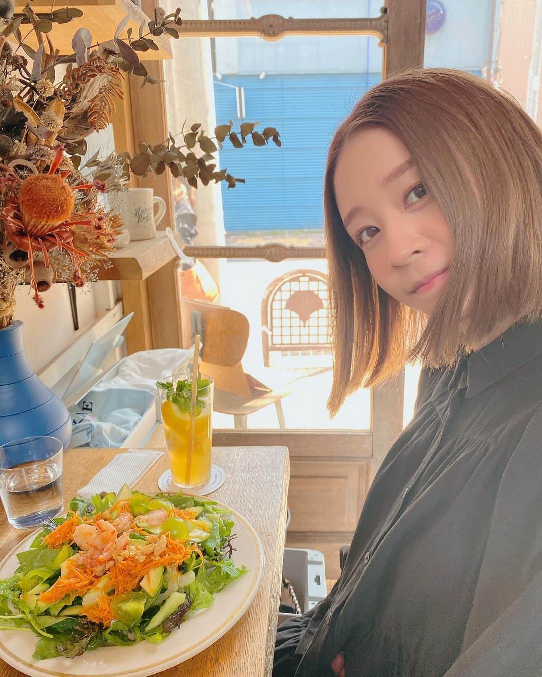 帆春のインスタグラム：「. 山盛りの草🥬🍅🥑🍠🧅  #ハイトーン #ブリーチ #ハイライト #ボブ #切りっぱなしボブ #ハイトーンボブ #カラー  #カフェ活 #カフェ #サラダ #ランチ #広尾 #恵比寿 #cafe #レモネード #古民家カフェ #🥗」