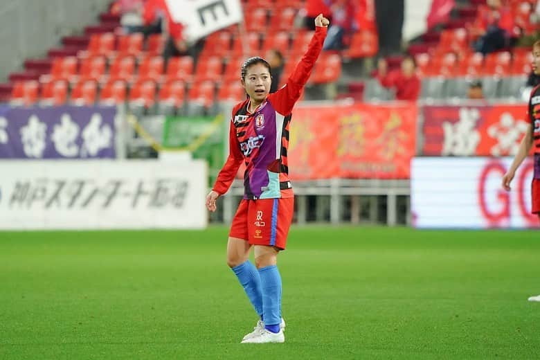 伊藤美紀のインスタグラム：「vs マイナビベガルタ仙台レディース 3-0 ✨ . ヴィッセル神戸さんとの初のWヘッダー！！ 沢山の方々が来て下さりとても嬉しかったです😊 中にはヴィッセルサポさんも残って下さっていて、雷音さん初めゴール裏の皆さんの声援最高でした🦁❤️ . インタビューでもお話させて頂きましたが、今回のWヘッダーは沢山の方々のご尽力があり実現することが出来ました！ありがとうございました😊 . 選手、スタッフ、フロントスタッフ、運営の皆さん。そして雨の中、スタジアムに来て下さったファンサポーターの皆さんでつかんだ勝利🤩 このまま優勝まで突っ走ります！ 引き続き沢山の応援よろしくお願いします🥰 . . #yogibo #weleague #WEリーグ #INAC神戸 #inackobe #ヴィッセル神戸 #visselkobe  #ノエビアスタジアム神戸 #伊藤美紀 #6  @inac_kobe_official」